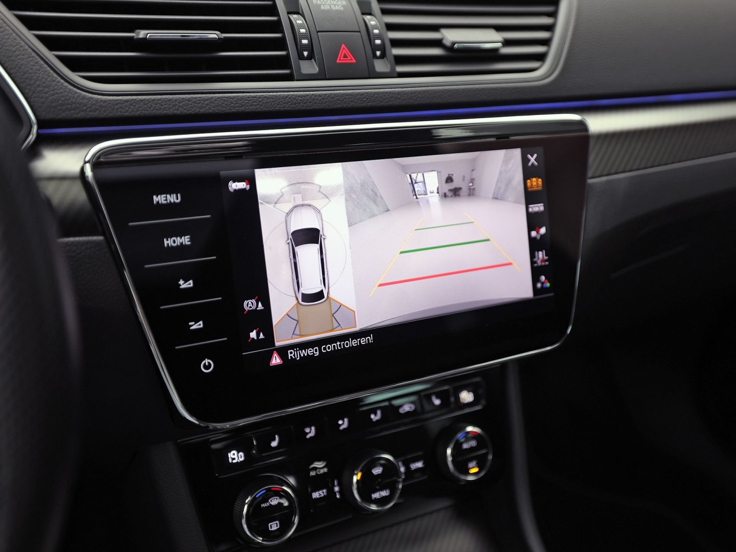 Škoda Superb Combi 1.4 TSI iV Sportline 218Pk Automaat (PANORAMADAK, 360 CAMERA, VIRTUAL COCKPIT, MEMORY SEATS, CANTON AUDIO, STOELVERWARMING, ADAPTIVE CRUISE, SFEERVERLICHTING, APPLE CARPLAY, NIEUWSTAAT)