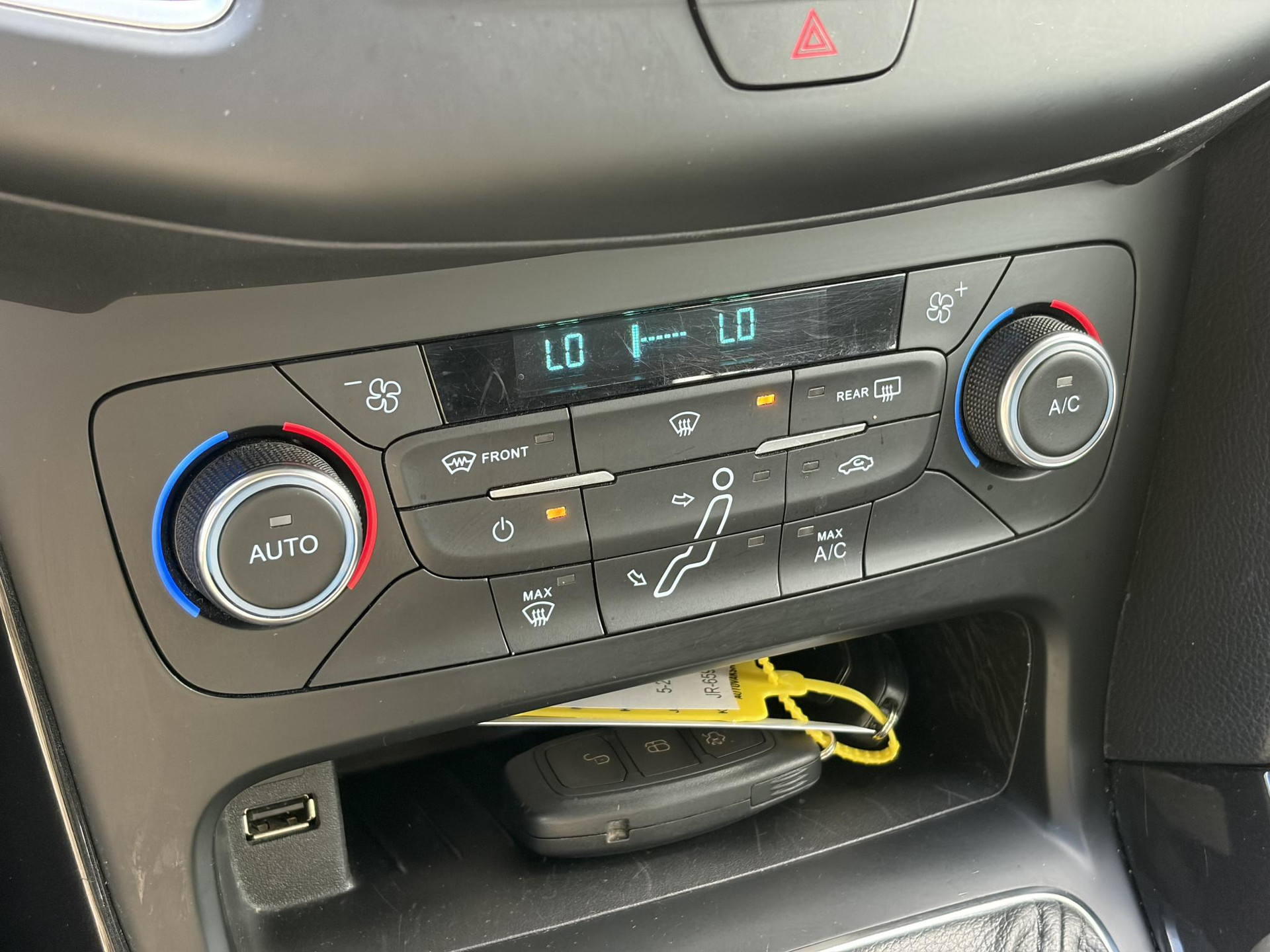 Ford Focus 1.0 Titanium   ✓125pk✓2e Eigenaar✓Navi✓Trekhaak✓6 Bak✓Clima✓Cruise✓Pdc V+A✓Net Beurt gehad✓17''Lm velgen✓N.A.P✓N.A.P✓Apk tot 09-2027