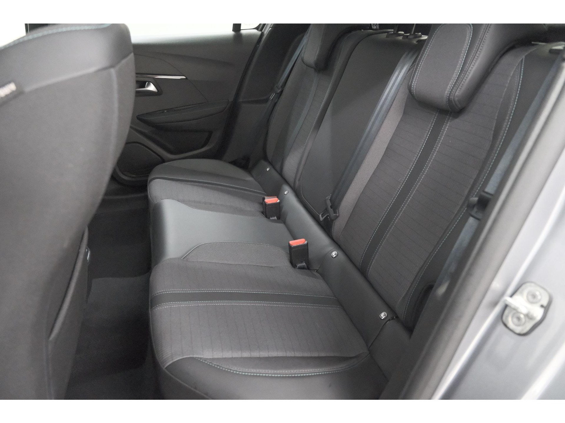Peugeot 208 PureTech 100 Allure | Navigatie | Parkeersensoren | Apple Carplay