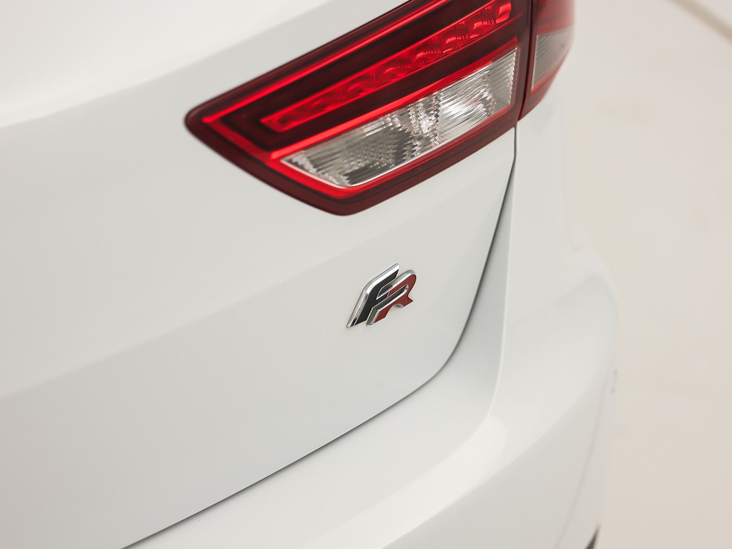 SEAT Leon 1.4 TSI FR Sport 150Pk Automaat (PANORAMADAK, NAVIGATIE, CLIMATE, STOELVERWARMING, SPORTSTOELEN, LED KOPLAMPEN, CRUISE, PARKEERSENSOREN, NIEUWSTAAT)