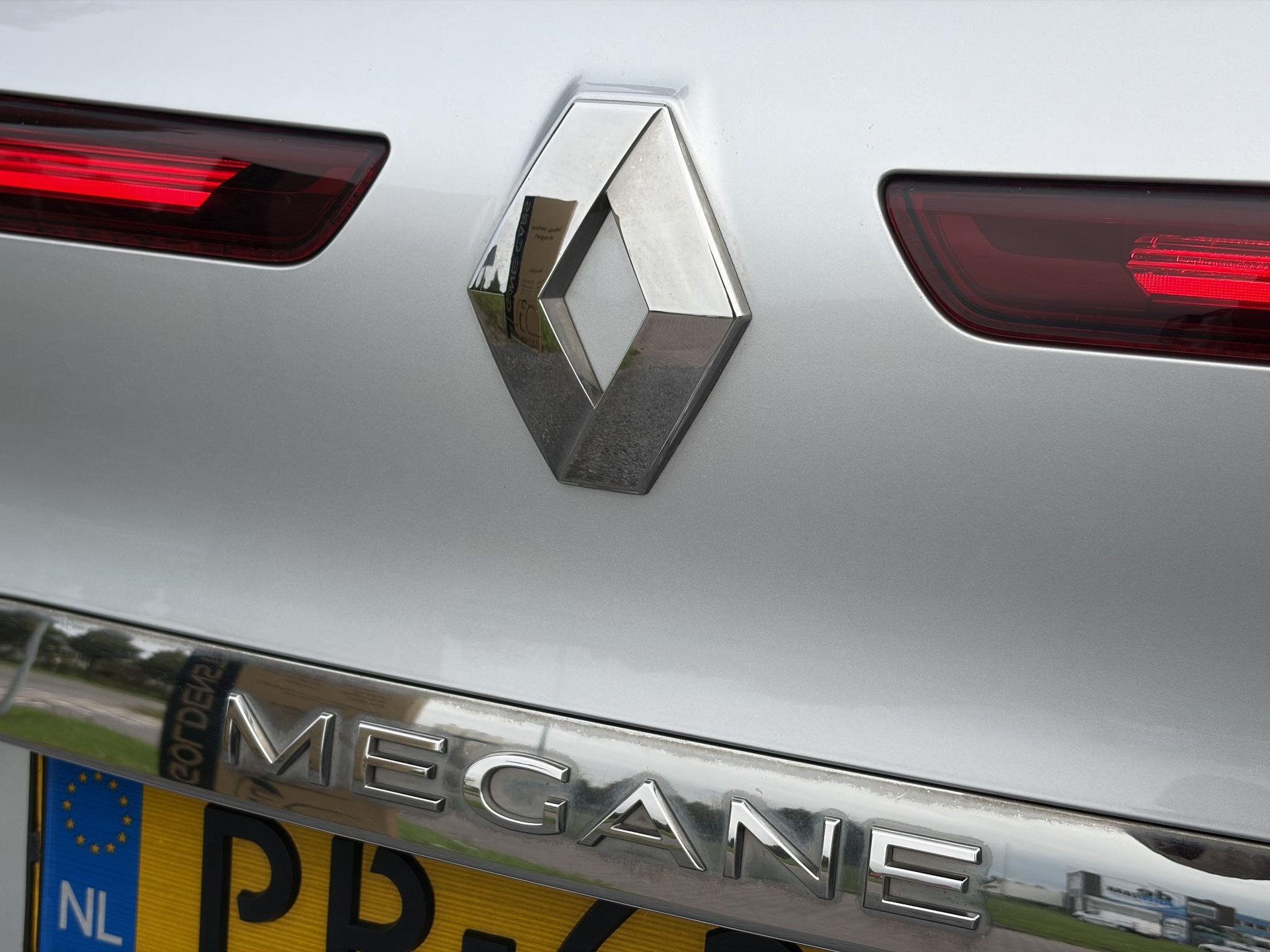 Renault Mégane Estate 1.2 TCe Bose ✓2 Eigenaar✓Pano✓Camera✓Net beurt gehad✓Navi✓Keyless✓Clima✓Cruise✓Leder✓131pk✓Pdc V+A✓6 Bak✓Rijstrooksensor✓Dodehoeksensor✓17'' Lm velgen✓N.A.P✓Apk tot 09-2027