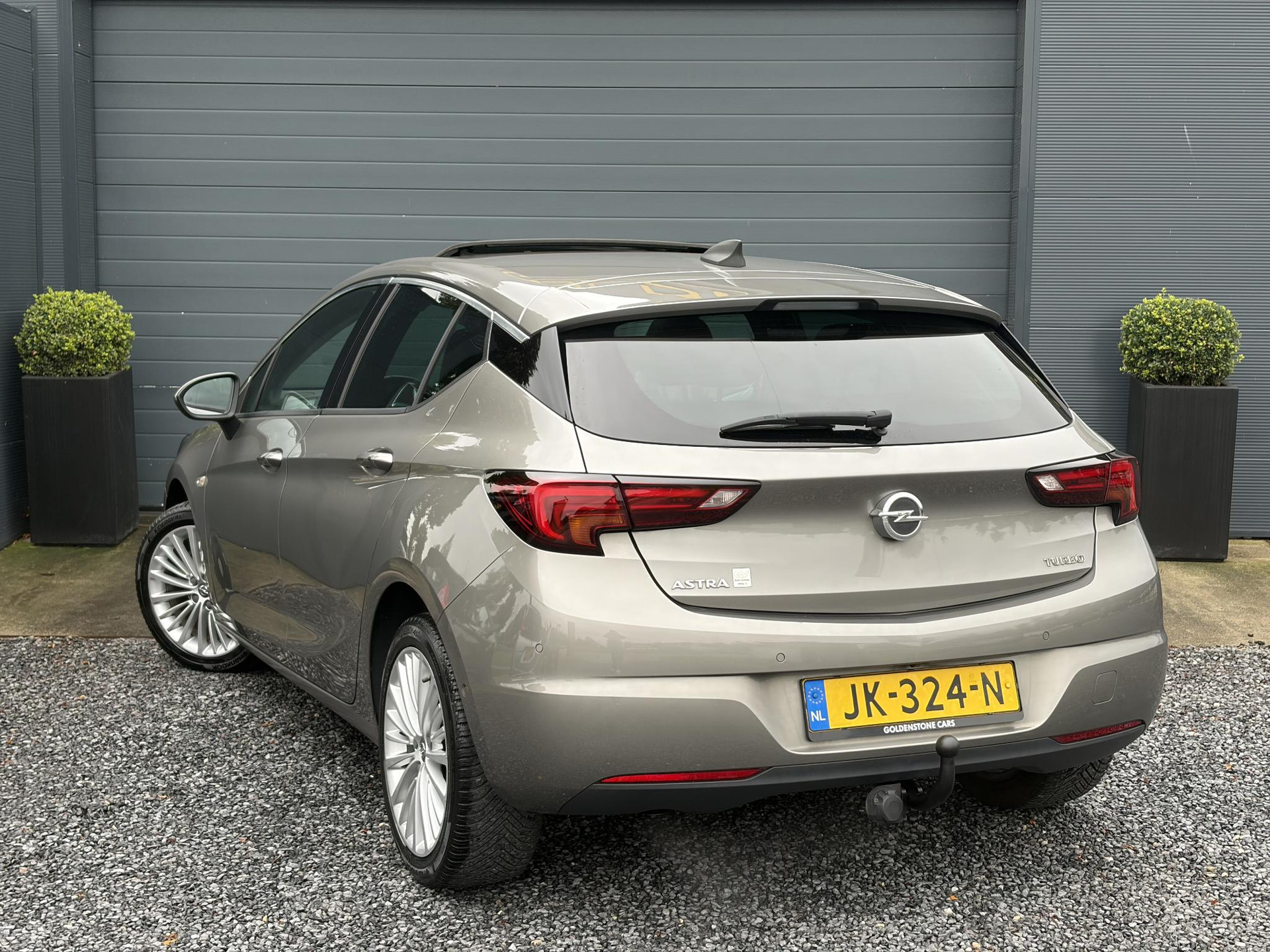 Opel Astra 1.4 Innovation ✓150pk✓Camera✓2e Eigenaar✓Carplay✓Pano✓Stoelverw✓Stuurverw✓Leder✓Navi✓Trekhaak✓Net beurt gehad✓Automaat✓Keyless✓Clima✓Cruise✓Pdc V+A✓105pk✓N.A.P✓17''Lm velgen✓Rijstrooksensor✓Apk tot 09-2027