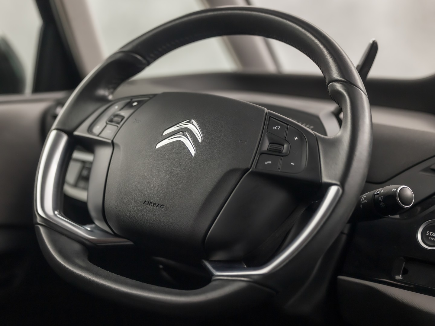 Citroën Grand C4 Spacetourer 1.2 PureTech Sport 7 Persoons Automaat 131Pk (APPLE CARPLAY, DB-RIEM VERVANGEN, GROOT NAVI, CAMERA, GETINT GLAS, TREKHAAK, NIEUWE APK, NIEUWSTAAT)