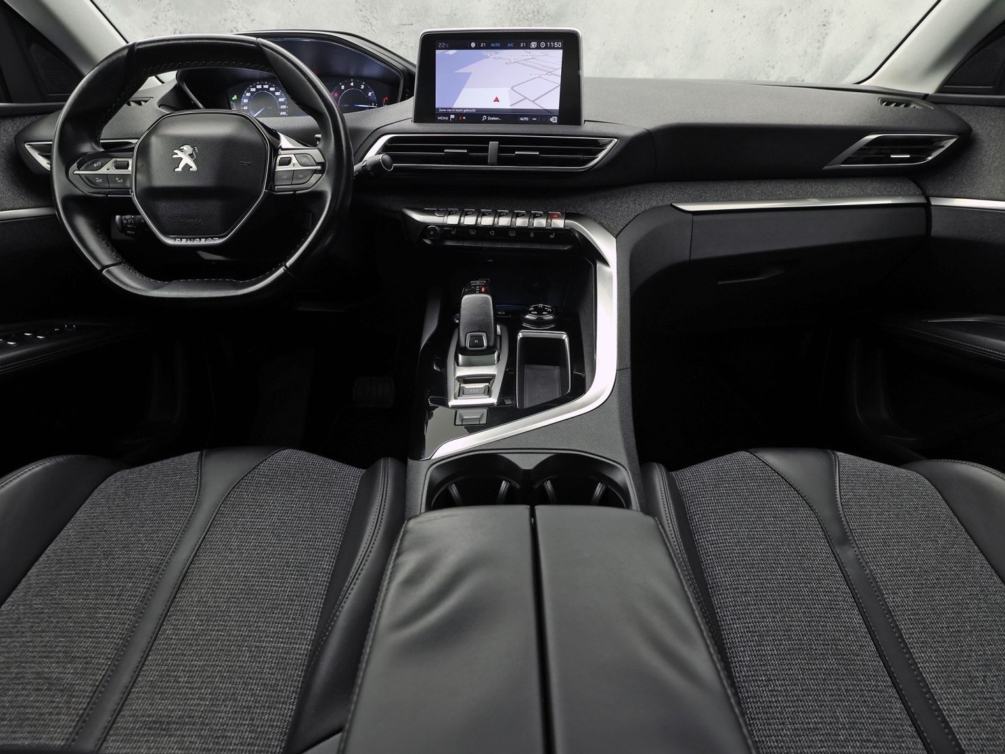 Peugeot 3008 1.2 PureTech Sport Automaat (PANORAMADAK, APPLE CARPLAY, GROOT NAVI, 360 CAMERA, LEDER, STOELVERWARMING, SPORTSTOELEN, GETINT GLAS, KEYLESS, DRIVE SELECT, NIEUWSTAAT)