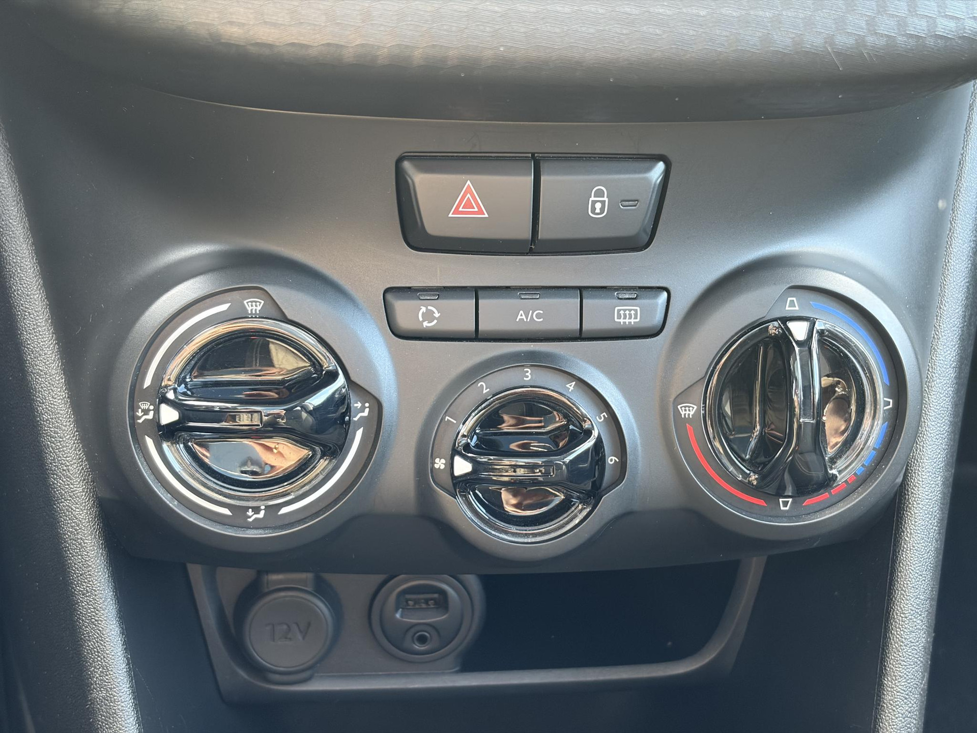 Peugeot 2008 1.2 PureTech Blue Lion 2e Eigenaar,Pano,Navi,Trekhaak,110pk,Dealer Onderhouden,Airco,Cruise,Pdc,Lm velgen,N.A.P,Recent beurt gehad,Apk tot 11-2026