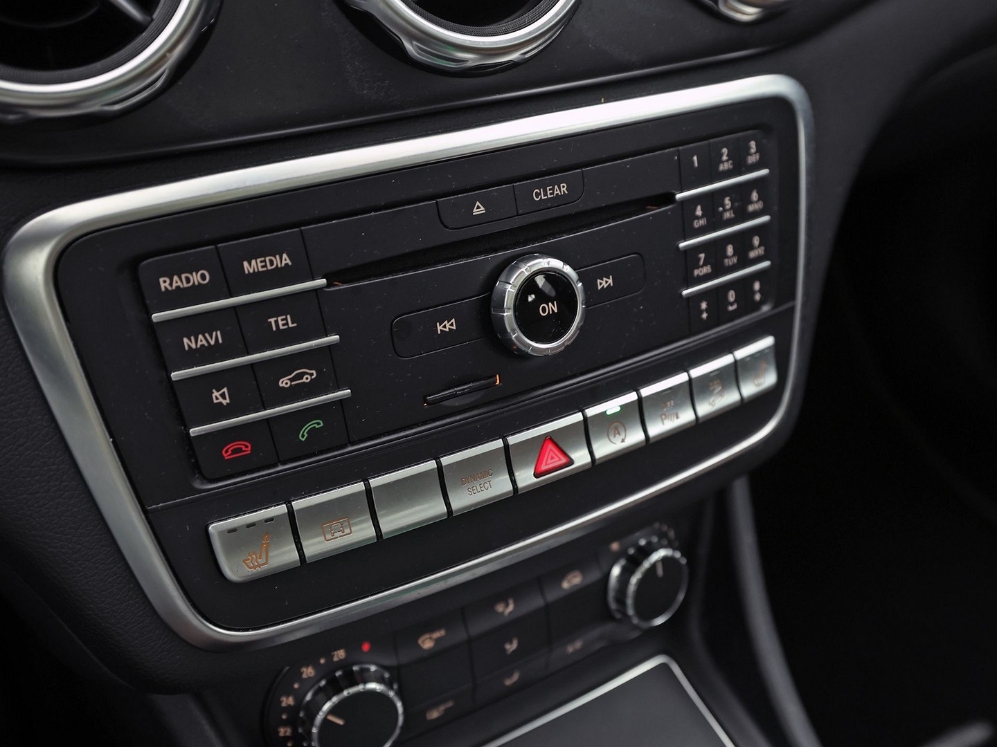 Mercedes-Benz GLA-klasse 250 4Matic Premium AMG Sport 211Pk Automaat (PANORAMADAK, MEMORY SEATS, GROOT NAVI, CAMERA, TREKHAAK, SPORTSTOELEN, GETINT GLAS, BRUIN LEDER, STOELVERWARMING, NIEUWSTAAT)
