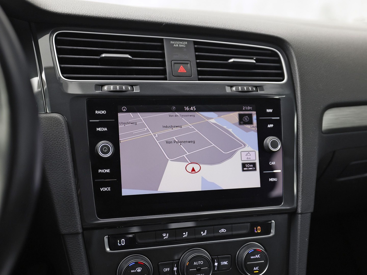 Volkswagen Golf 1.0 TSI Sportline (APPLE CARPLAY, NAP, GROOT NAVI, CLIMATE, PARKEERSENSOREN, SPORTSTOELEN, LM VELGEN, ADAPTIVE CRUISE, NIEUWSTAAT)
