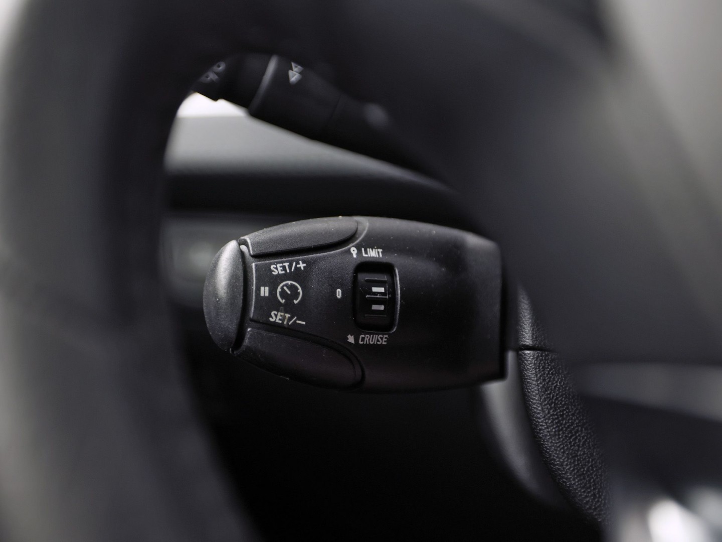 Peugeot 2008 1.2 PureTech Sport (PANORAMADAK, APPLE CARPLAY, NAVIGATIE, LM VELGEN, SPORTSTOELEN, PARKEERSENSOREN, CRUISE, NIEUWSTAAT)