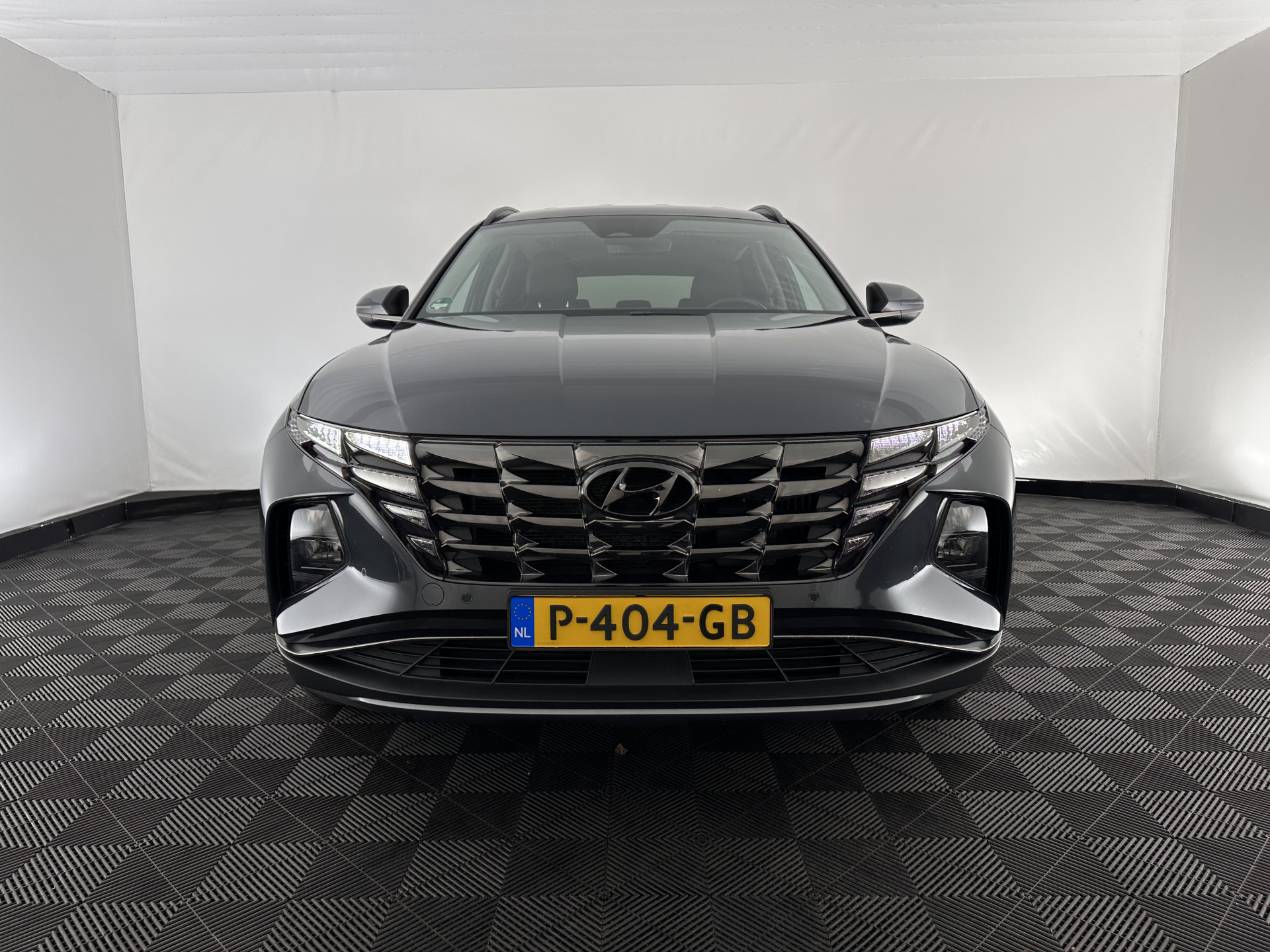 Hyundai Tucson 1.6 T-GDI PHEV Comfort Smart 4WD (INCL.BTW) *LEATHER | FULL-LED | ADAPTIVE-CRUISE | HEATED-COMFORTSEATS | KEYLESS | CAMERA | DIGI-COCKPIT | PRIVACY-GLASS | SHIFT-PADDLES | ECC | PDC | 19''ALU*