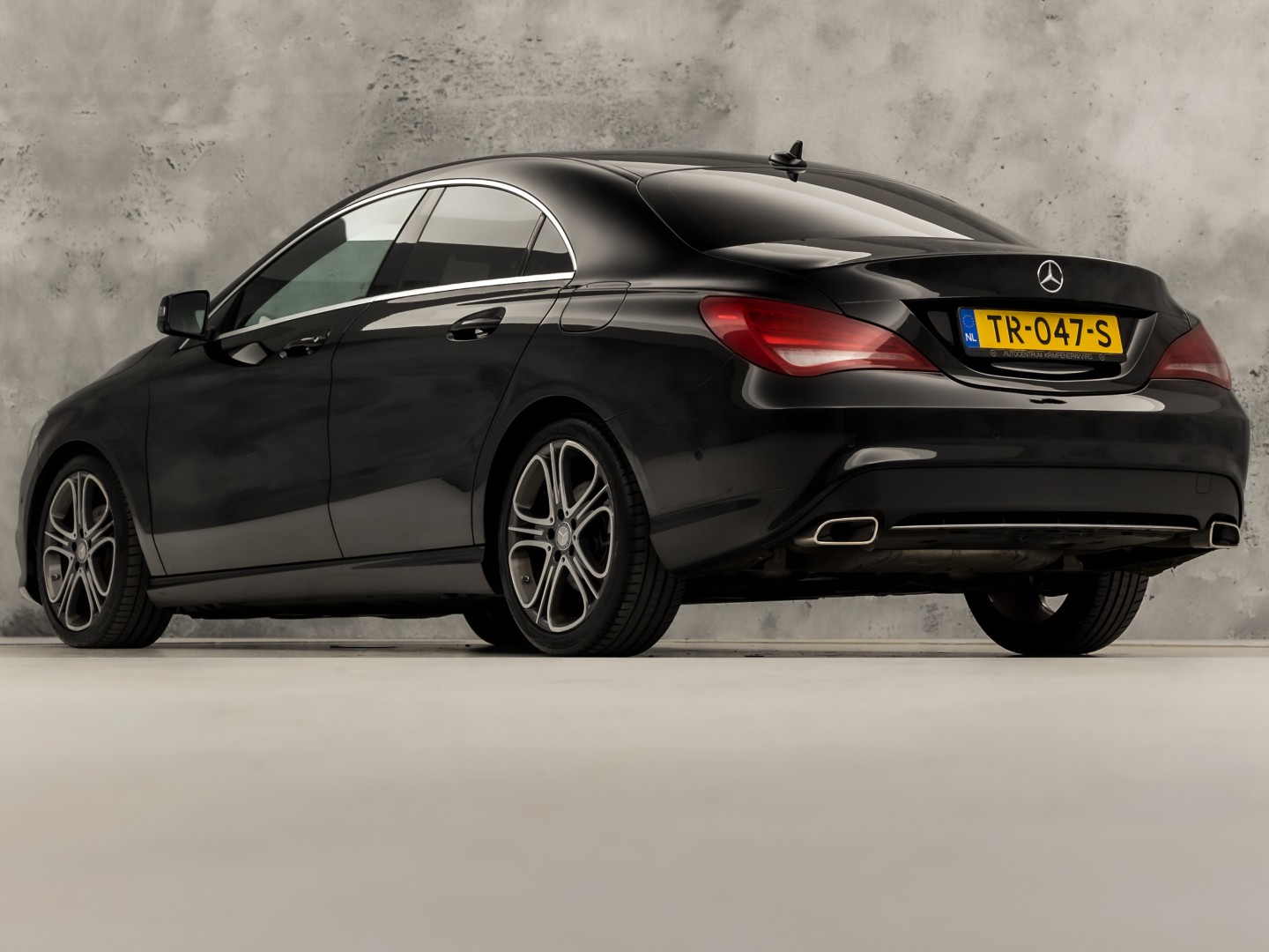 Mercedes-Benz CLA-Klasse 180 AMG Sport Automaat (GROOT NAVI, LEDER, ZWART HEMEL, STOELVERWARMING, SPORTSTOELEN, GETINT GLAS, CRUISE, NIEUWE APK, NIEUWSTAAT)