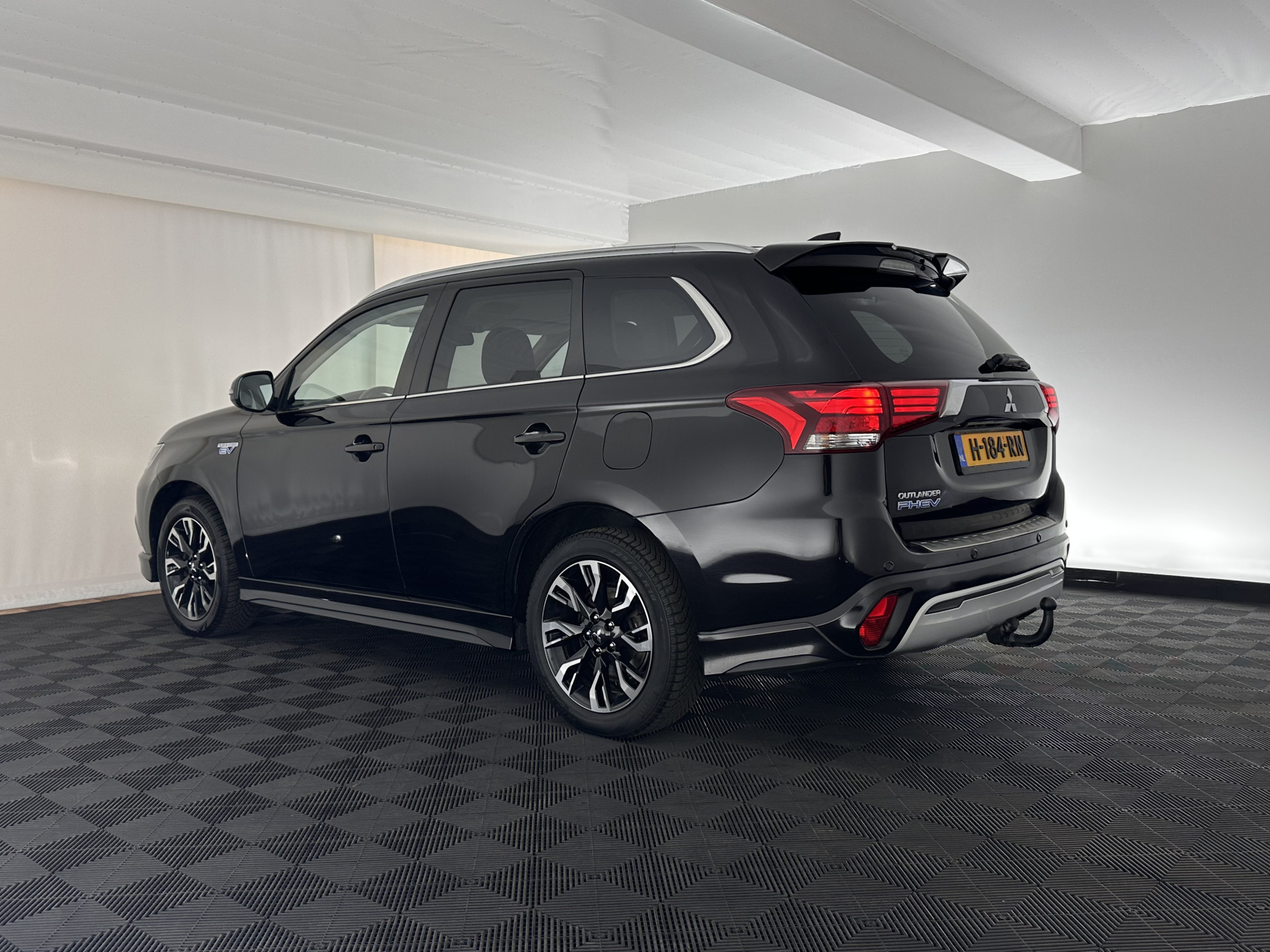Mitsubishi Outlander 2.4 PHEV Intense AWD (Plug-in) (INCL-BTW) *LEATHER-ALCANTARA | FULL-LED | KEYLESS | BLINDSPOT | CAMERA | HEATED-COMFORTSEATS | ECC | SHIFTPADDLES | PDC | CRUISE | PRIVACYGLASS | DAB | TOWBAR | CARPLAY | 18''ALU*