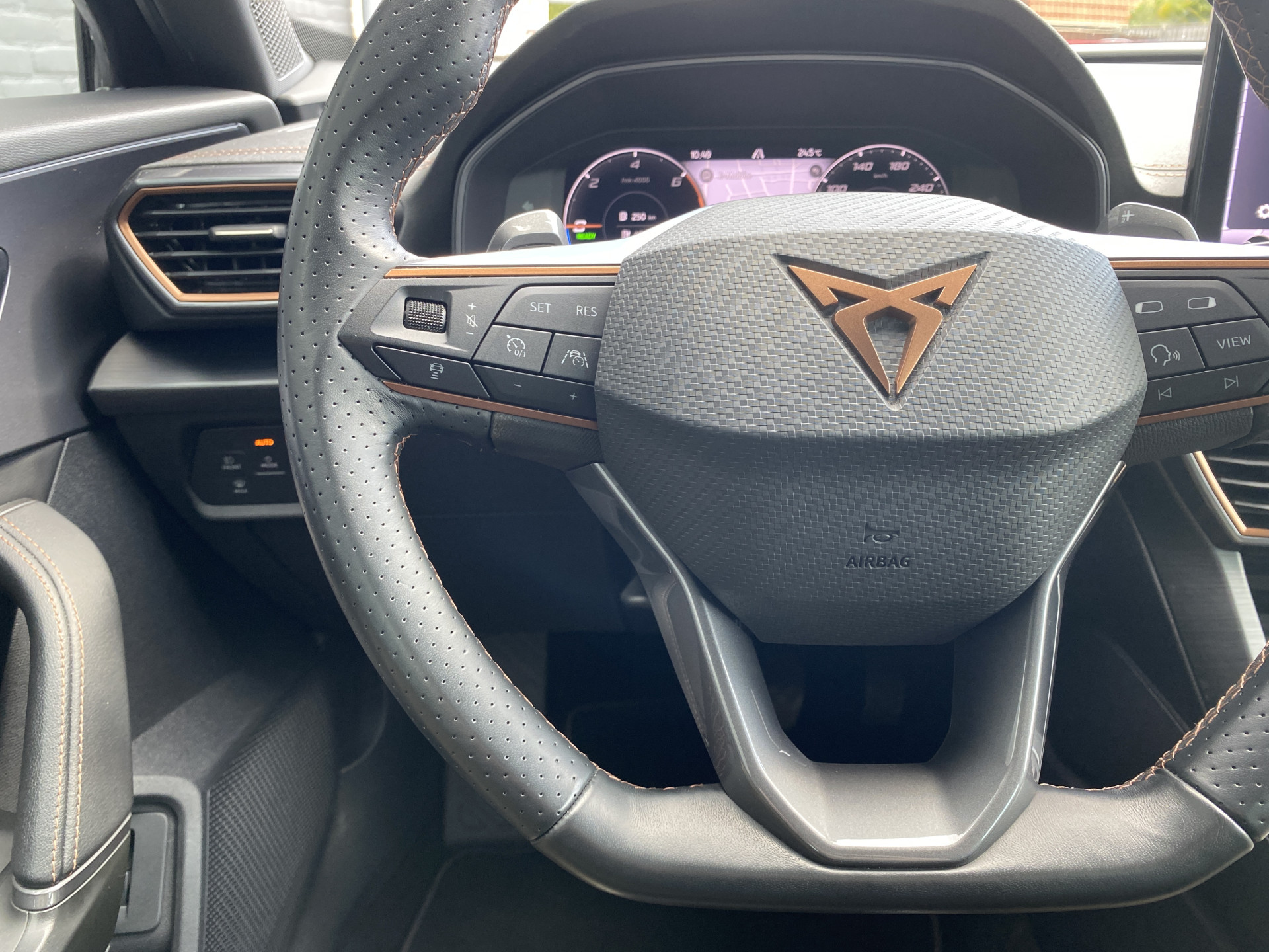 CUPRA Formentor 1.4 e-Hybrid Business 204 pk AUT. | 1e eigenaar | dealer onderh. | SOH 97% | navigatie | memory stoel | camera | stoel/stuurvw.