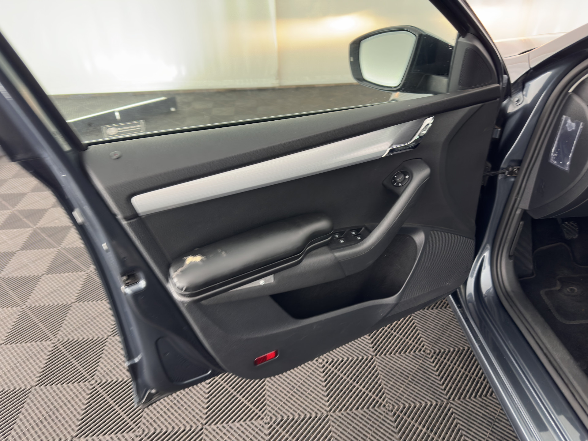 ŠKODA Octavia 1.6 TDI Greentech Ambition Business *LEATHER-FABRIC | NAVI-FULLMAP | HEATED-COMFORTSEATS | ECC | TOWBAR | PRIVACY-GLASS | PARKPILOT | CRUISE | 16''ALU *