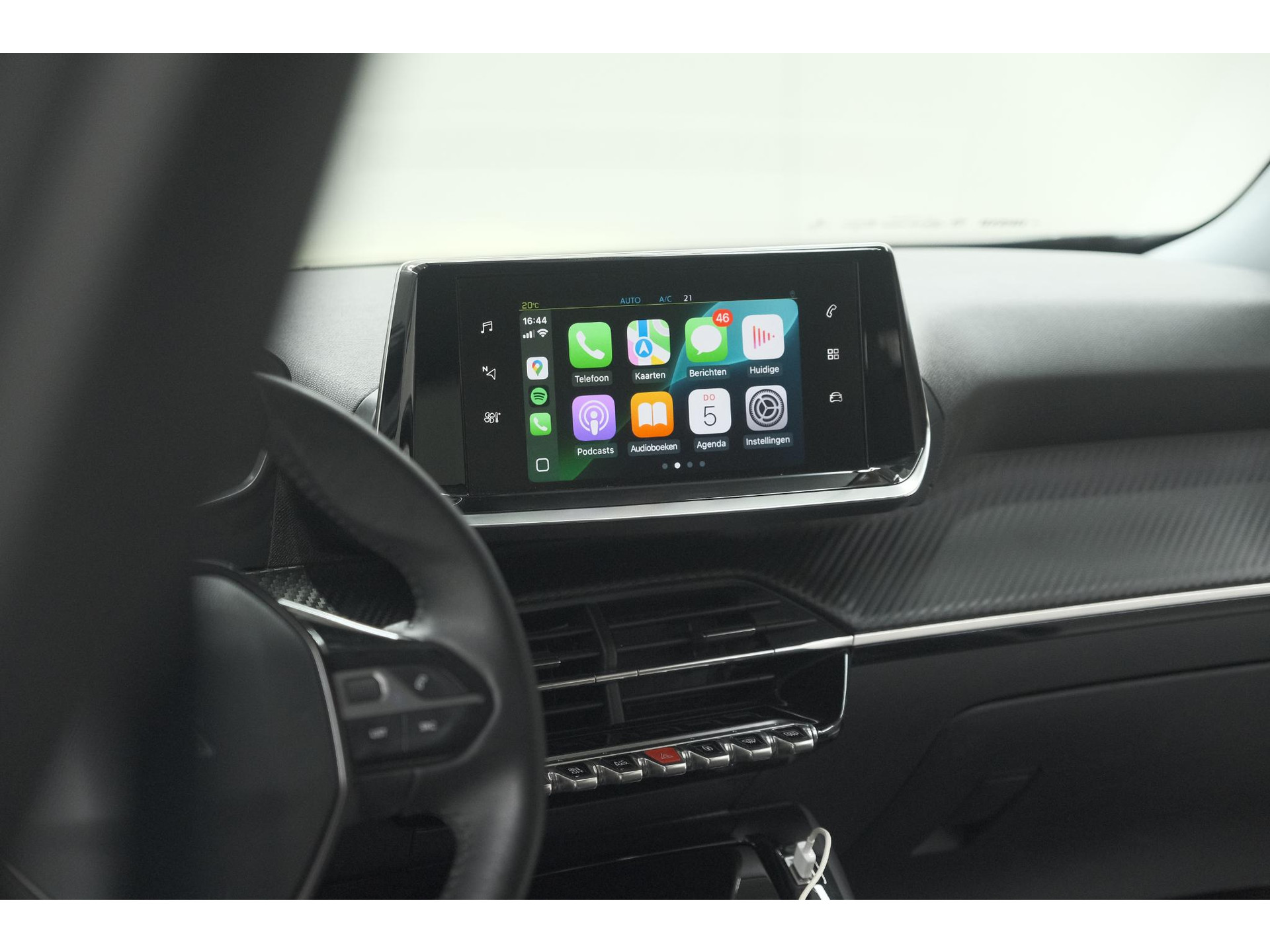 Peugeot e-2008 EV Allure 50 kWh | SOH=96.7 % | 3 Fase Laadfunctie | Camera | Navigatie | Parkeersensoren | Apple Carplay