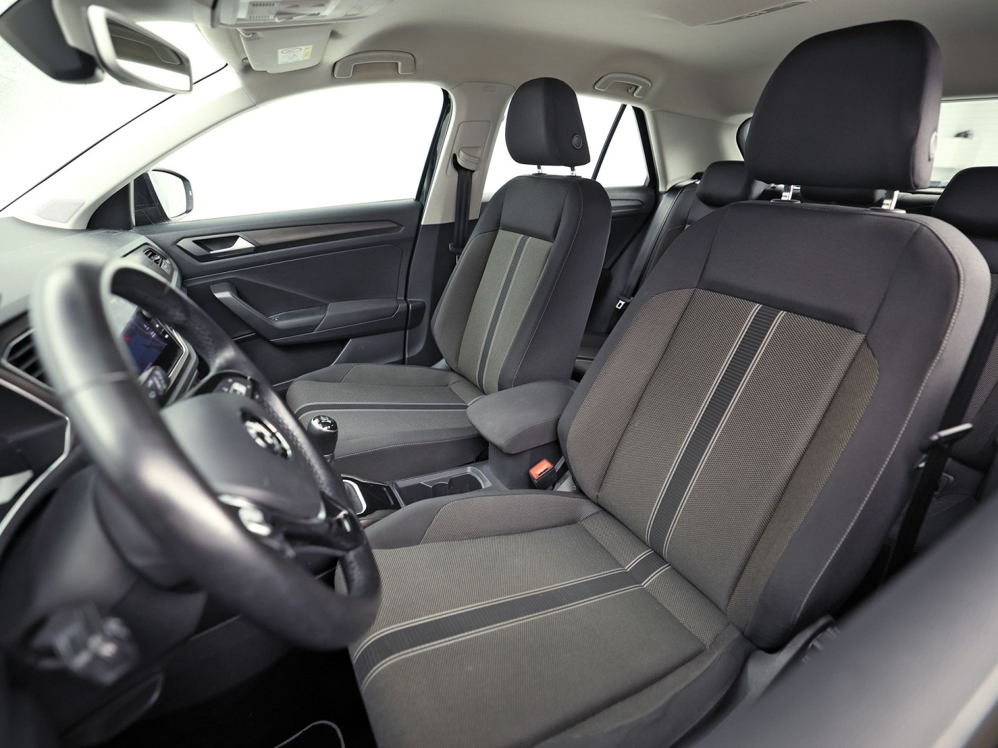 Volkswagen T-Roc 1.0 TSI Sport (APPLE CARPLAY, GROOT NAVI, CLIMATE, STOELVERWARMING, TREKHAAK, SPORTSTOELEN, PARKEERSENSOREN, ADAPTIVE CRUISE, NIEUWSTAAT)