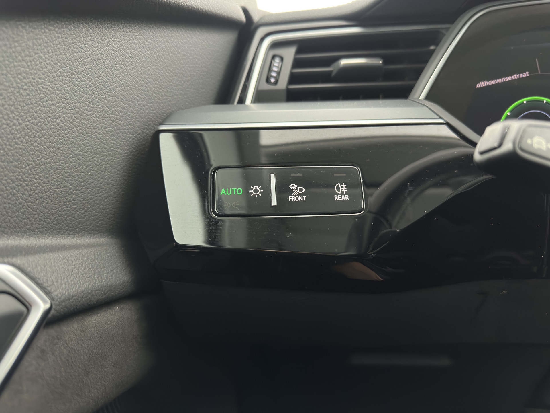 Audi e-tron 55 quattro Business edition Plus 95 kWh [ 3-Fase ] {SOH-88%} (INCL-BTW) *PANO | LUXURY-LEATHER | ADAPTIVE-CRUISE | FULL-LED | DIGI-COCKPIT | KEYLESS | MEMORY-PACK | CAMERA | NAVI-FULLMAP | SHIFT-PADDLES | DAB+ | COMFORT-SEATS | 20''ALU*