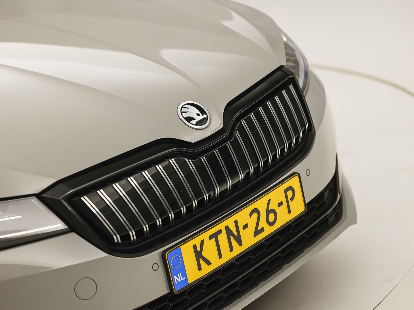 ŠKODA Superb Combi 1.4 TSI iV Sportline 218Pk Automaat (VIRTUAL COCKPIT, SOH 90,5%, APPLE CARPLAY, MEMORY SEATS, STOELVERWARMING ACHTER, GETINT GLAS, ADAPTIVE CRUISE, SFEERVERLICHTING, NIEUWE APK, NIEUWSTAAT)