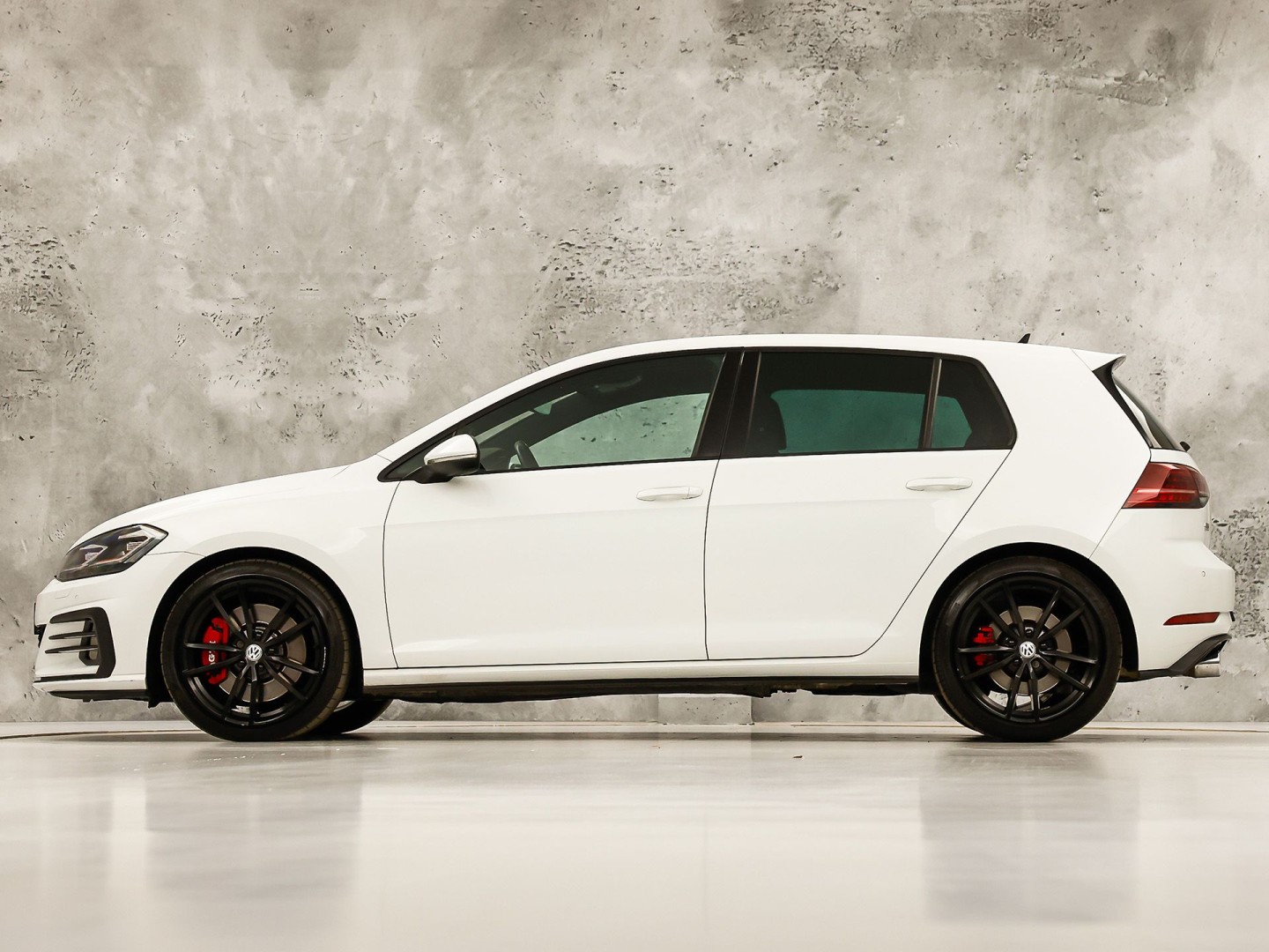 Volkswagen Golf 2.0 TSI GTI Performance 245Pk Automaat (VIRTUAL COCKPIT, APPLE CARPLAY, GROOT NAVI, MODE KNOP, DYNAUDIO, CAMERA, STOELVERWARMING, ADAPTIVE CRUISE, DODEHOEK DETECTOR, NIEUWSTAAT)