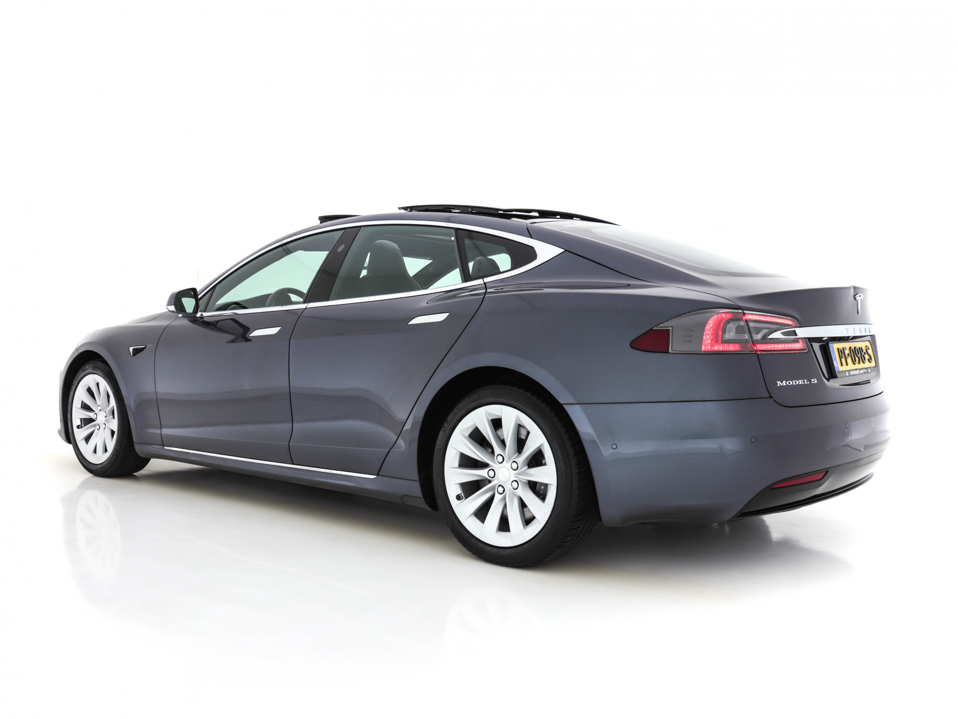 Tesla Model S 235 Kw Base [ 3-Fase ] (INCL-BTW) *PANO | AUTO-PILOT | KEYLESS | FULL-LED | 1/2-LEATHER | NAVI-FULLMAP | SURROUND-VIEW | APP-CONNECT | LANE-ASSIST | DIGI-COCKPIT | DAB | SPORT-SEATS | 19"ALU