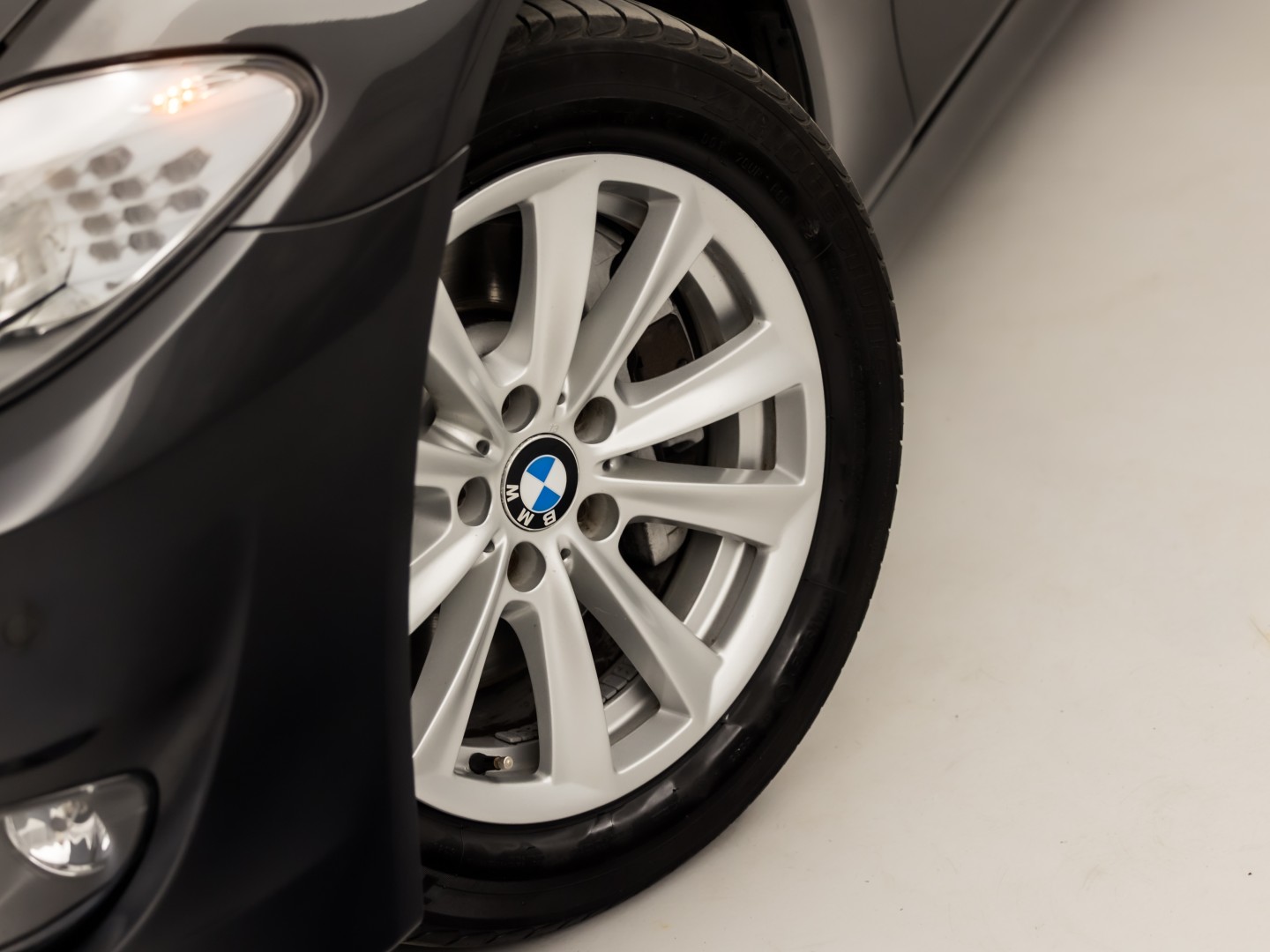 BMW 5 Serie 528i High Executive 245Pk Automaat (SCHUIFDAK, GROOT NAVI, LEDER, GETINT GLAS, ELEK SPORTSTOELEN, ZWART HEMEL, STOELVERWARMING, PARKEERSENSOREN, XENON, NIEUWSTAAT)