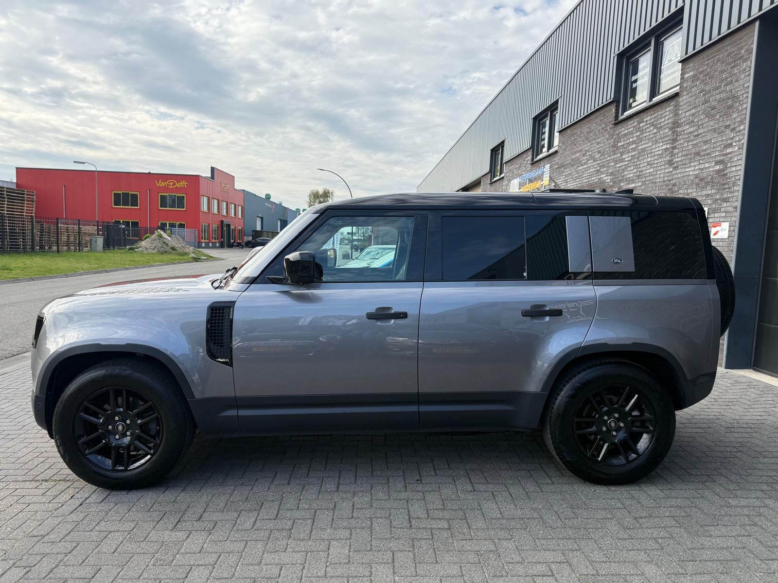 Land Rover Defender 2.0 D240 110 S | 3/6/12MND GARANTIE | GRIJSKENTEKEN| PANO | CRUISE | LED | CARPLAY | DAB | NAVI | LMV |