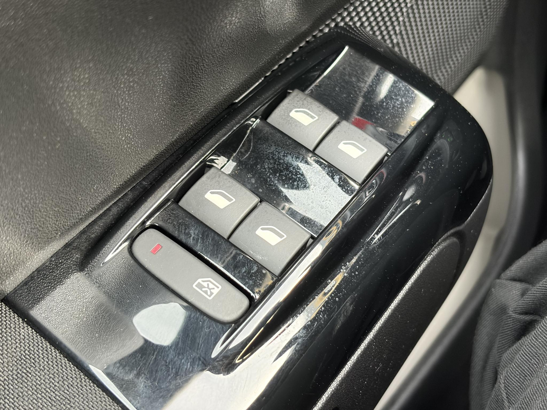 Citroen C3 1.2 PureTech Shine ✓2e Eigenaar✓Camera✓Carplay✓Navi✓Trekhaak✓Pdc✓Clima✓Cruise✓17''Lm velgen✓Rijstrooksensor✓N.A.P✓Apk tot 04-2027