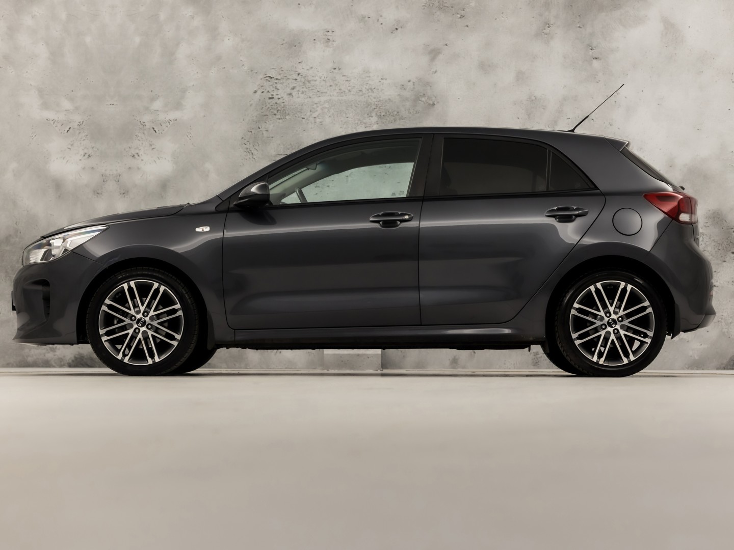 Kia Rio 1.4 DynamicLine Sport Automaat (STUUR/STOELVERWARMING, GETINT GLAS, CAMERA, SPORTSTOELEN, LM VELGEN, ELEK PAKKET, NIEUWSTAAT)