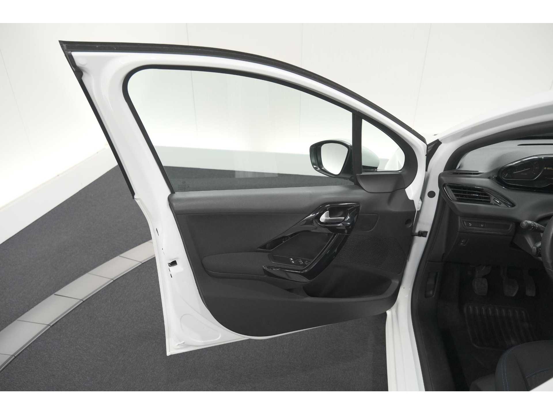 Peugeot 208 PureTech 82 Signature | Parkeersensoren | Apple Carplay | Pack Connect | Armsteun