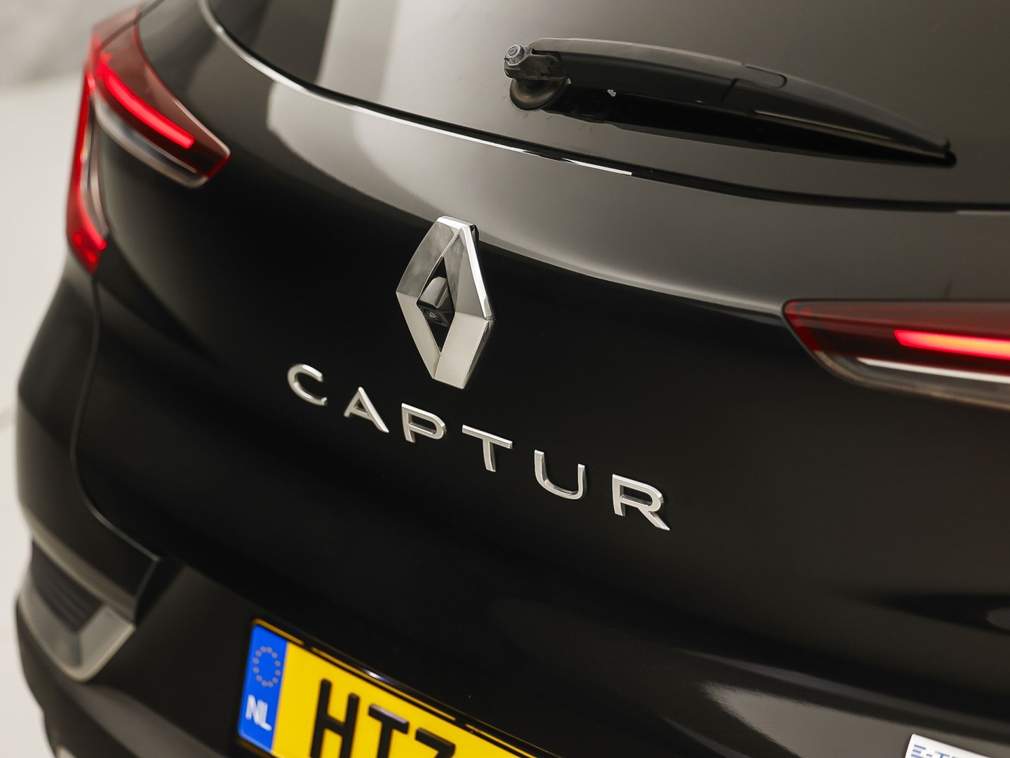 Renault Captur 1.6 E-Tech Plug-in Hybrid 160 Sport 160Pk Automaat (VIRTUAL COCKPIT, APPLE CARPLAY, GROOT NAVI, CAMERA, SPORTSTOELEN, LEDER, GETINT GLAS, LANE ASSIST, NIEUWSTAAT)