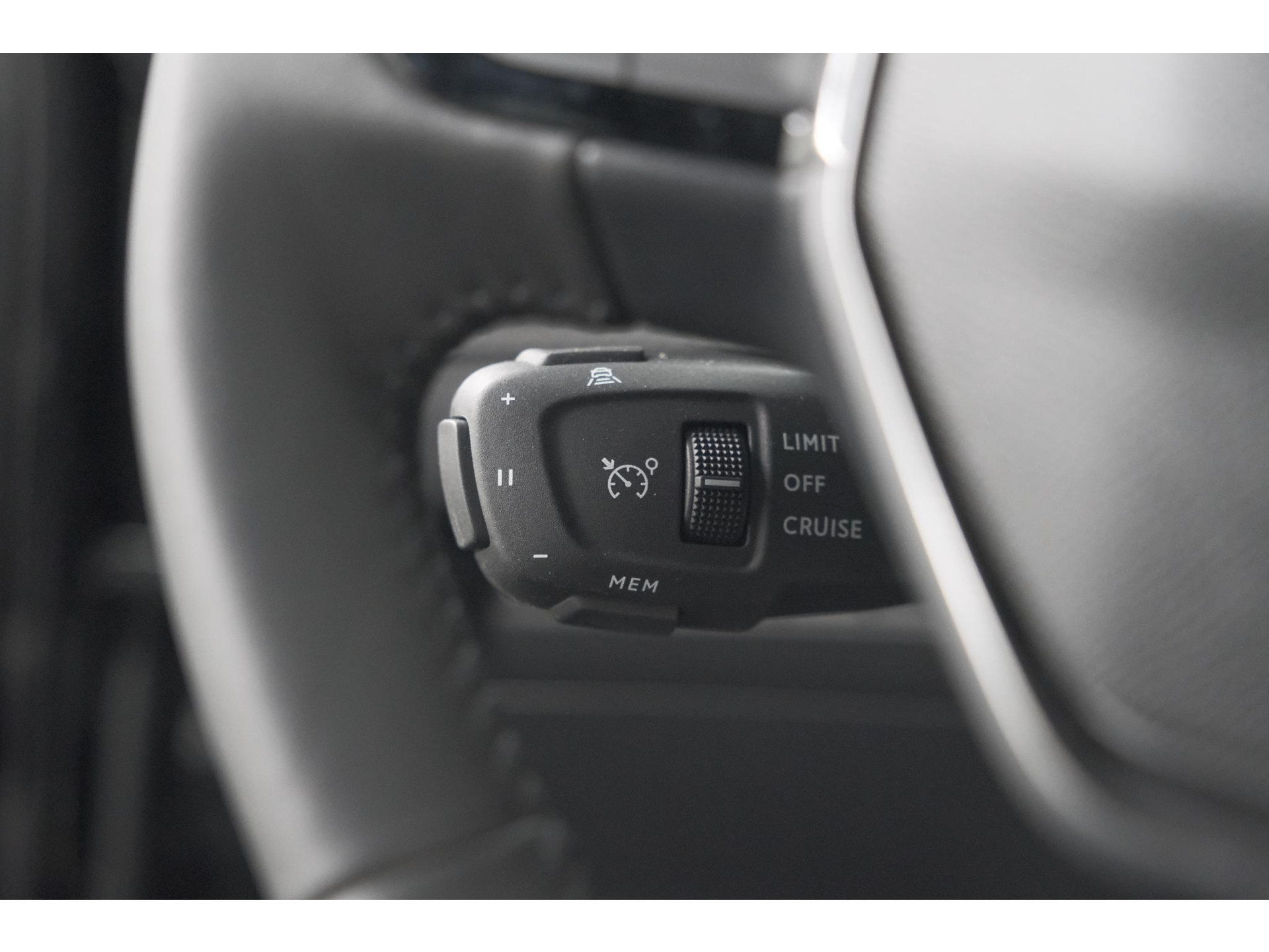 Peugeot 2008 1.2 Hybrid 145 Allure | 360 Camera | Adaptieve Cruise Control | Dodehoekdetectie | Apple Carplay