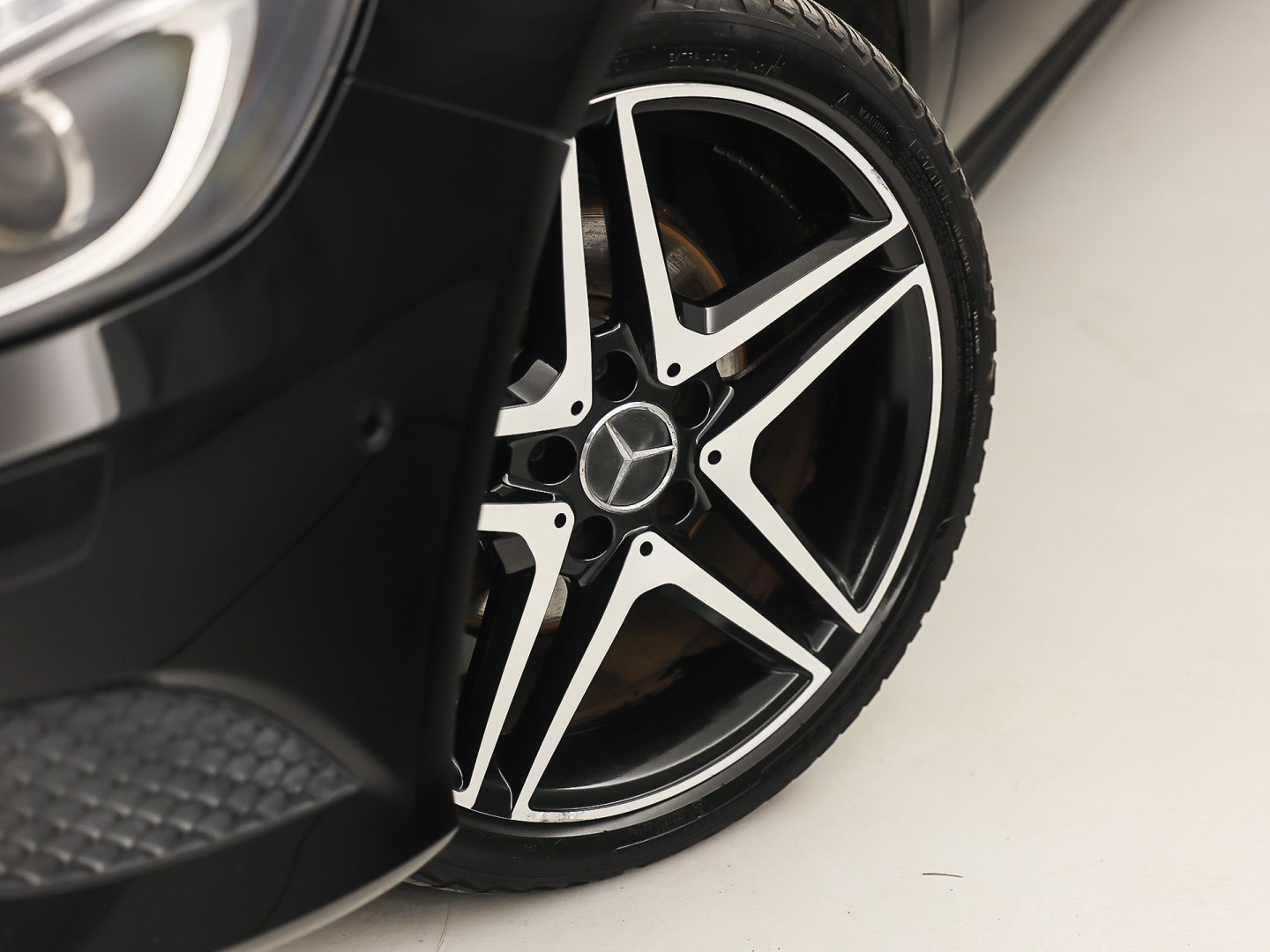 Mercedes-Benz A-Klasse 180 AMG Sport Automaat (NAVIGATIE, LEDER, STOELVERWARMING, SPORTSTOELEN, ZWART HEMEL, PARKEERSENSOREN, TREKHAAK, CRUISE, NIEUWSTAAT)