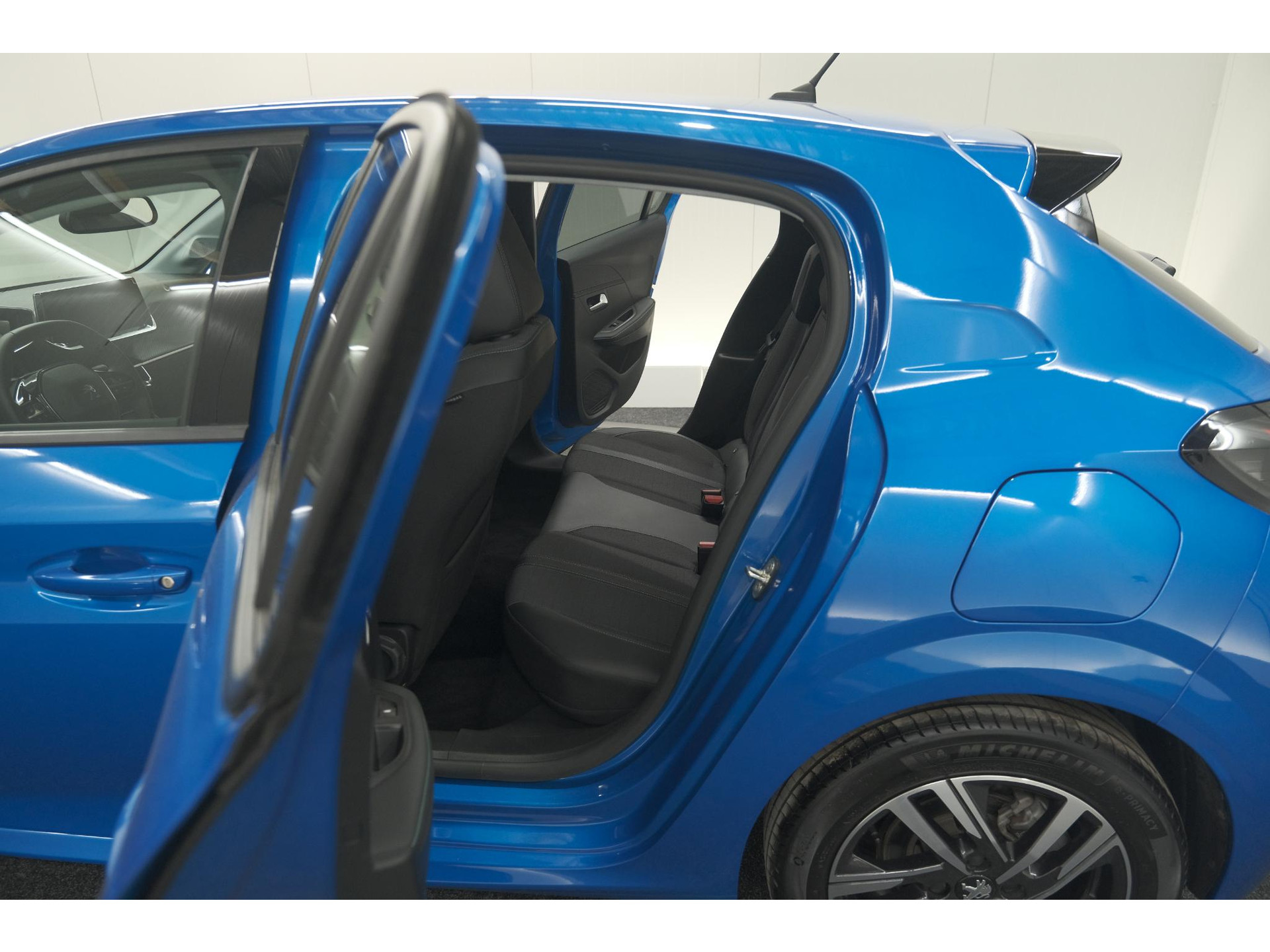 Peugeot 208 PureTech 100 Allure | Stoelverwarming | Adaptieve Cruise Control | Camera | Apple Carplay
