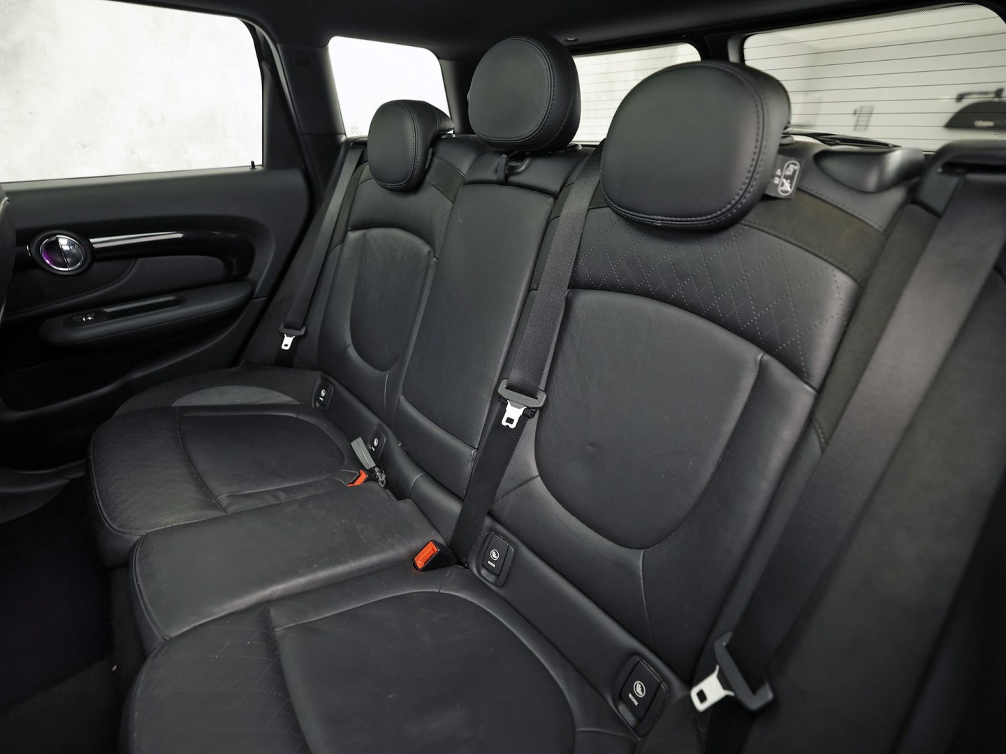 MINI Clubman 1.5 Chili Black Sport Automaat (PANORAMADAK, NAVIGATIE, LEDEREN SPORTSTOELEN, STOELVERWARMING, CRUISE, CLIMATE, ZWART HEMEL, NIEUWE APK)