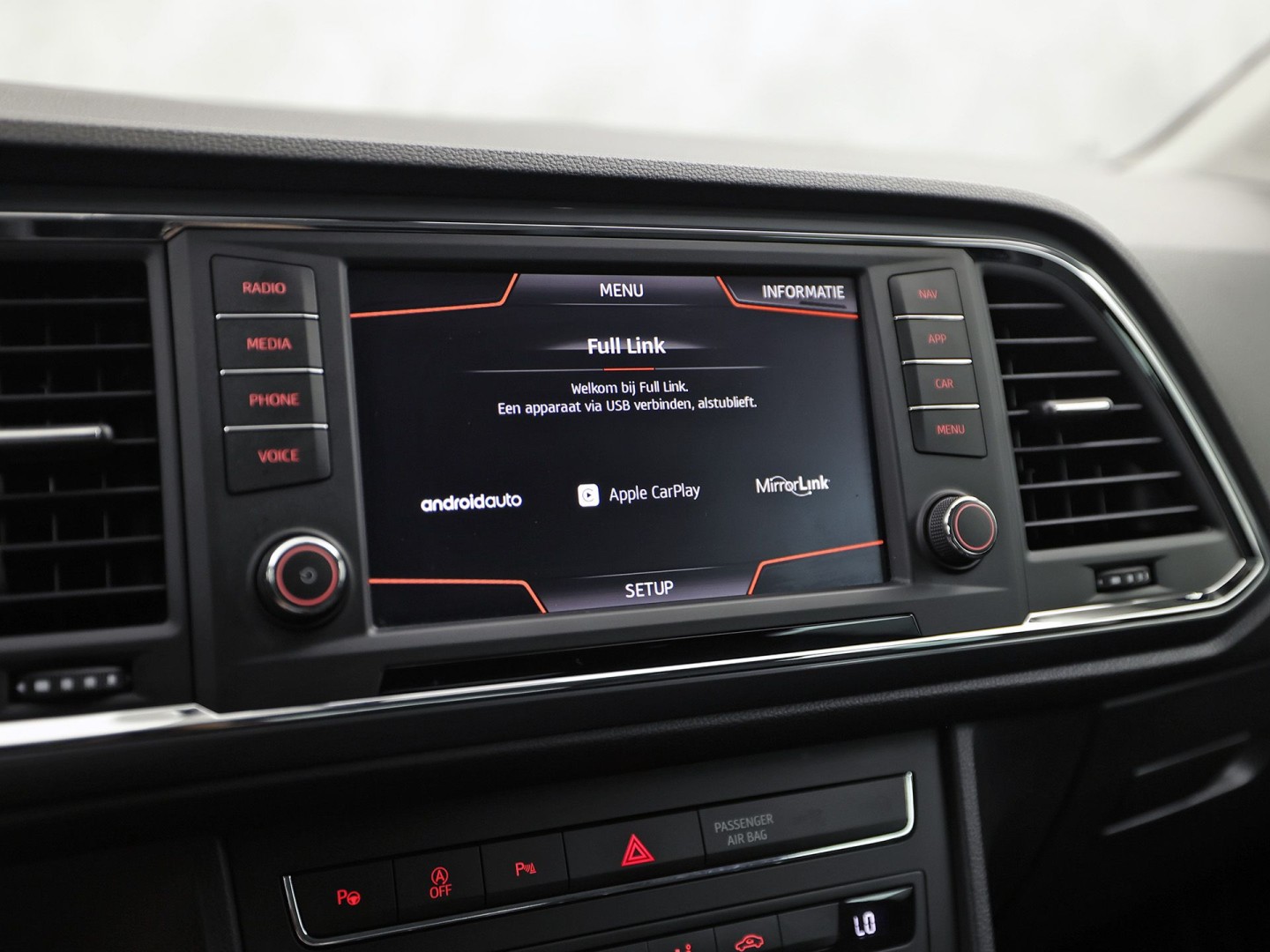 SEAT Ateca 1.0 TSI Sport (GROOT NAVI, APPLE CARPLAY, CAMERA, GETINT GLAS, LM VELGEN, CLIMATE, AUTOMATISCH INPARKEREN, NIEUWE APK)