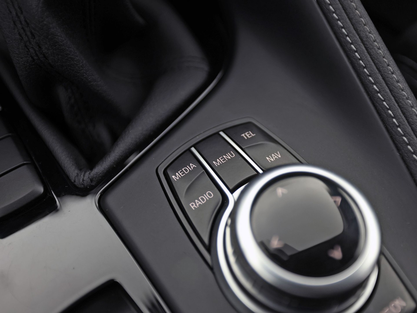 BMW X1 sDrive20i Executive 192Pk Automaat (NAVIGATIE, CLIMATE, TREKHAAK, SPORTSTOELEN, GETINT GLAS, PARKEERSENSOREN, NIEUWSTAAT)
