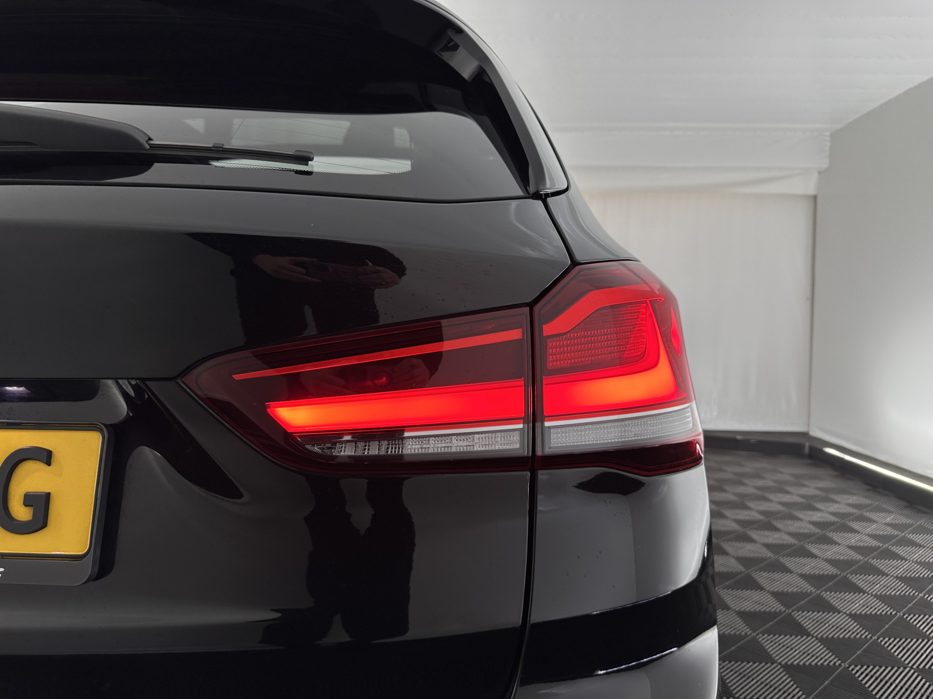 BMW X1 xDrive25e Sportline Business Edition Plus (Plug-In) (INCL-BTW) Aut. *PANO | LEATHER | FULL-LED | HEATED-SPORTSEATS | HIFI-SYSTEM | CAMERA | PRIVACYGLASS | NAVI-FULLMAP | ECC | HEAD-UP | PDC | KEYLESS | DAB | CRUISE | TOWBAR | AMBIENTLIGHT | 18