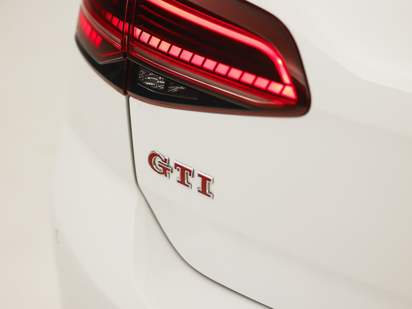 Volkswagen Golf 2.0 TSI GTI Performance 245Pk Automaat (VIRTUAL COCKPIT, APPLE CARPLAY, GROOT NAVI, MODE KNOP, DYNAUDIO, CAMERA, STOELVERWARMING, ADAPTIVE CRUISE, DODEHOEK DETECTOR, NIEUWSTAAT)