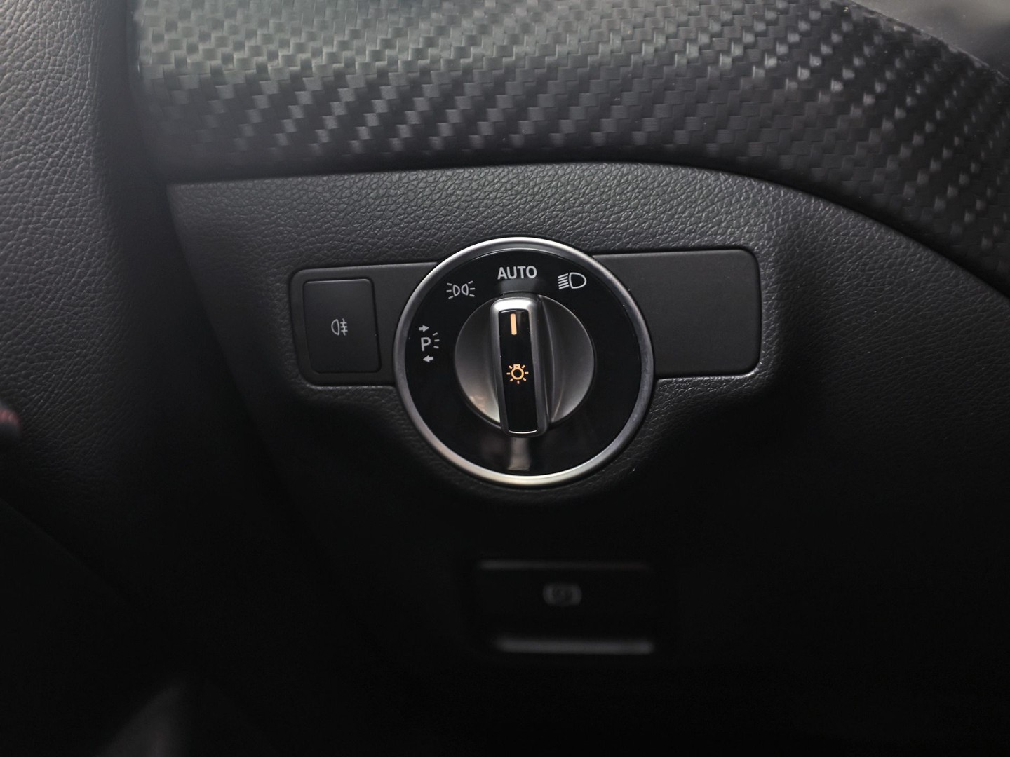 Mercedes-Benz A-Klasse 180 AMG Prestige Sport (NAVIGATIE, SPORTSTOELEN, MEMORY SEAT, STOELVERWARMING, LM VELGEN, GETINT GLAS, NIEUWE APK)