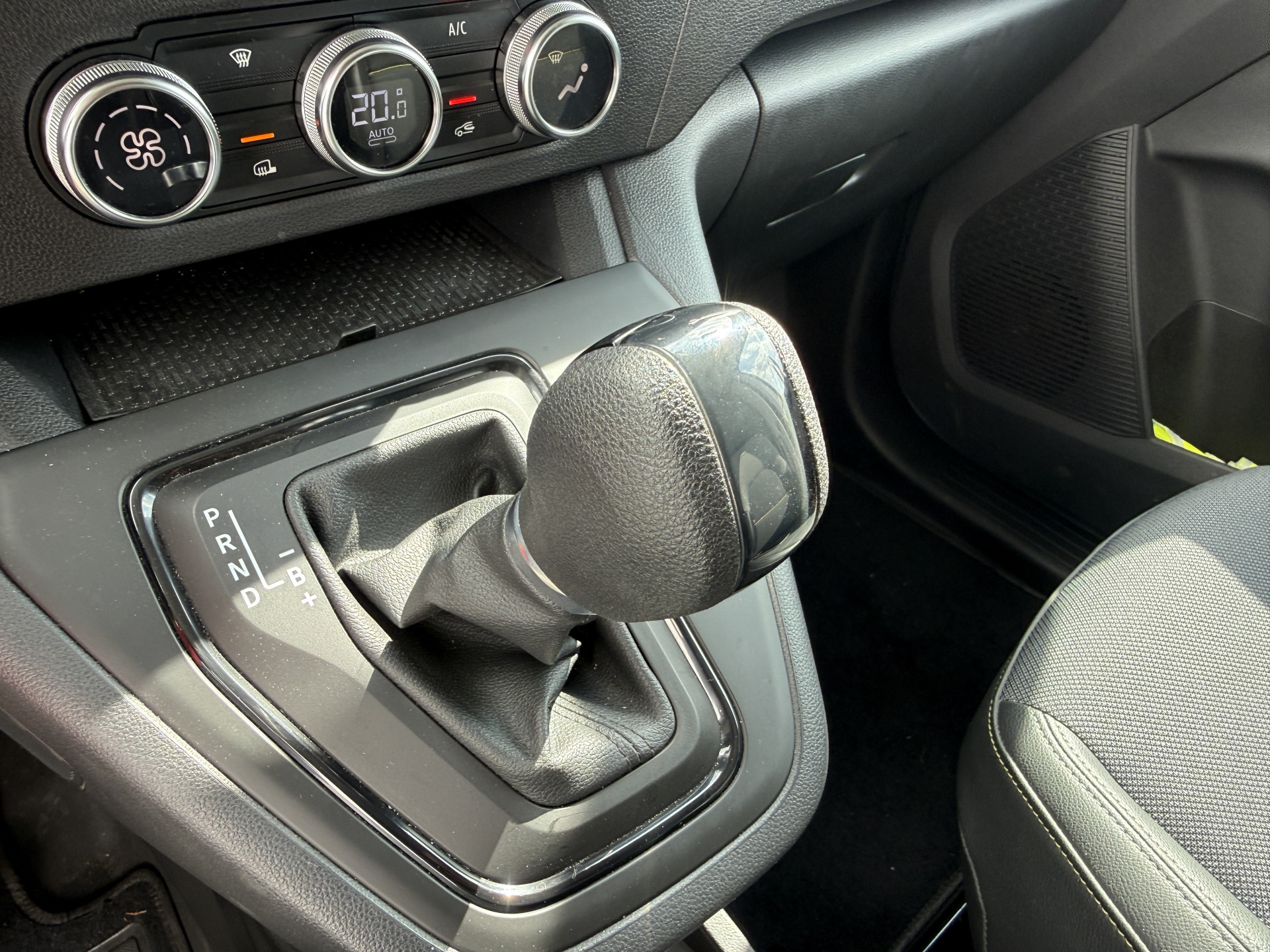 Renault Kangoo E-Tech 45kWh 122PK L1 Elektrisch 300km WLTP 98.5% (SOH) Climate Control Cruise Control LED Parkeersensoren Achter