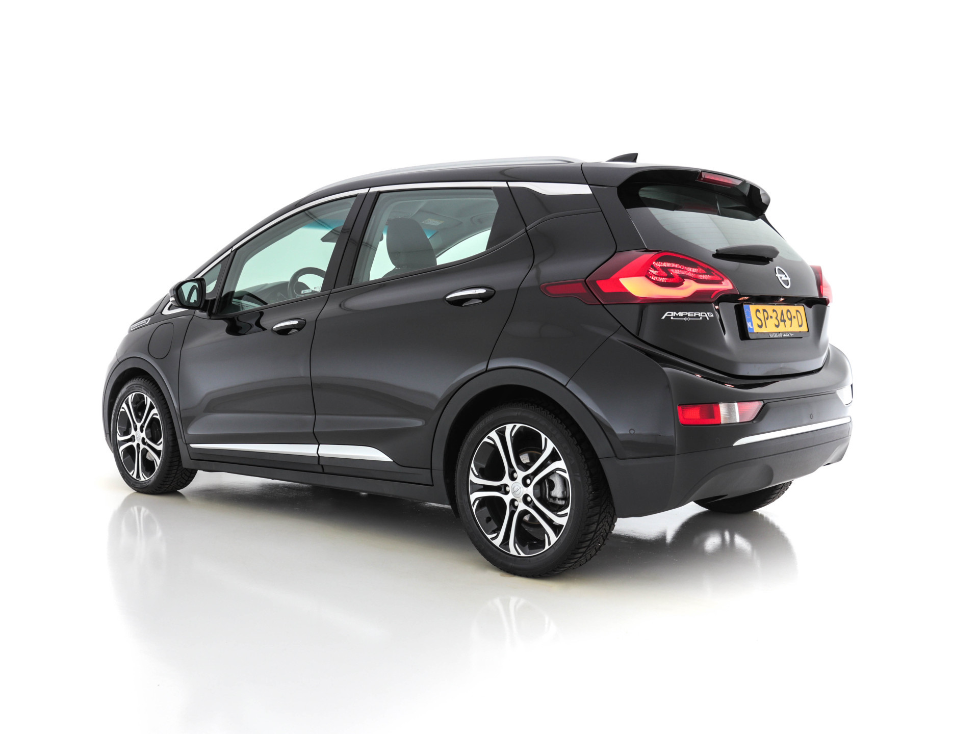 Opel Ampera-e Business Executive 60 kWh (INCL-BTW)  Aut. *LEATHER | BOSE-SOUNDSYSTEM | DIGI-COCKPIT | KEYLESS | CCS-FASTLOADER | FULL-LED | DAB | NAVI-FULLMAP | CRUISE | CARPLAY | LANE-ASSIST | COMFORT-SEATS | 17"ALU*