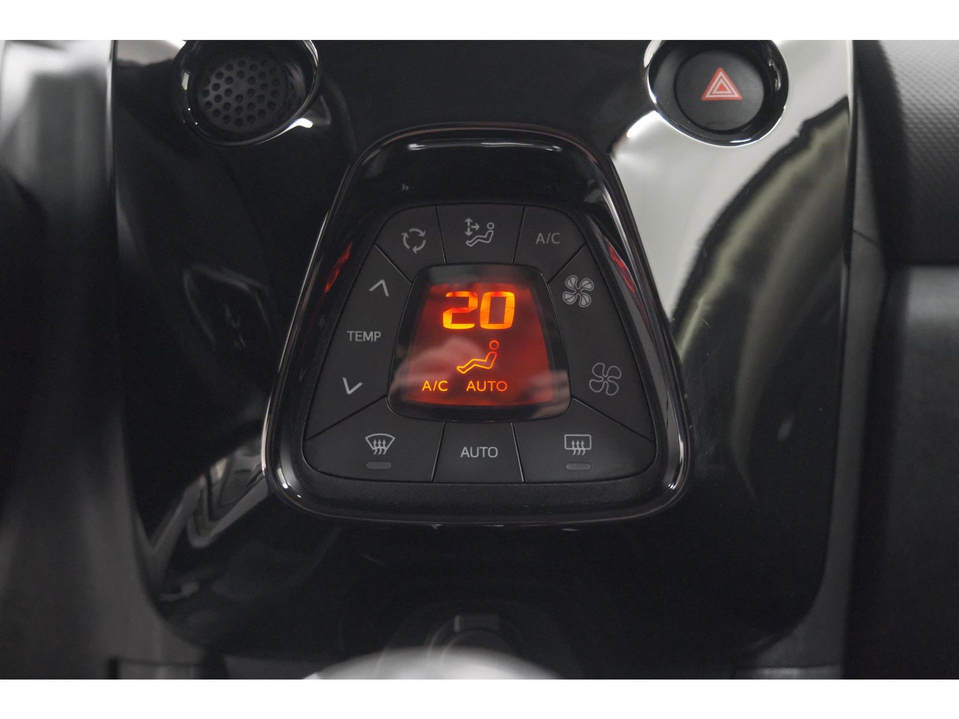 Peugeot 108 1.0 e-VTi Allure | Camera | Climate Control | Apple Carplay | 15 Inch Lichtmetalen Velgen