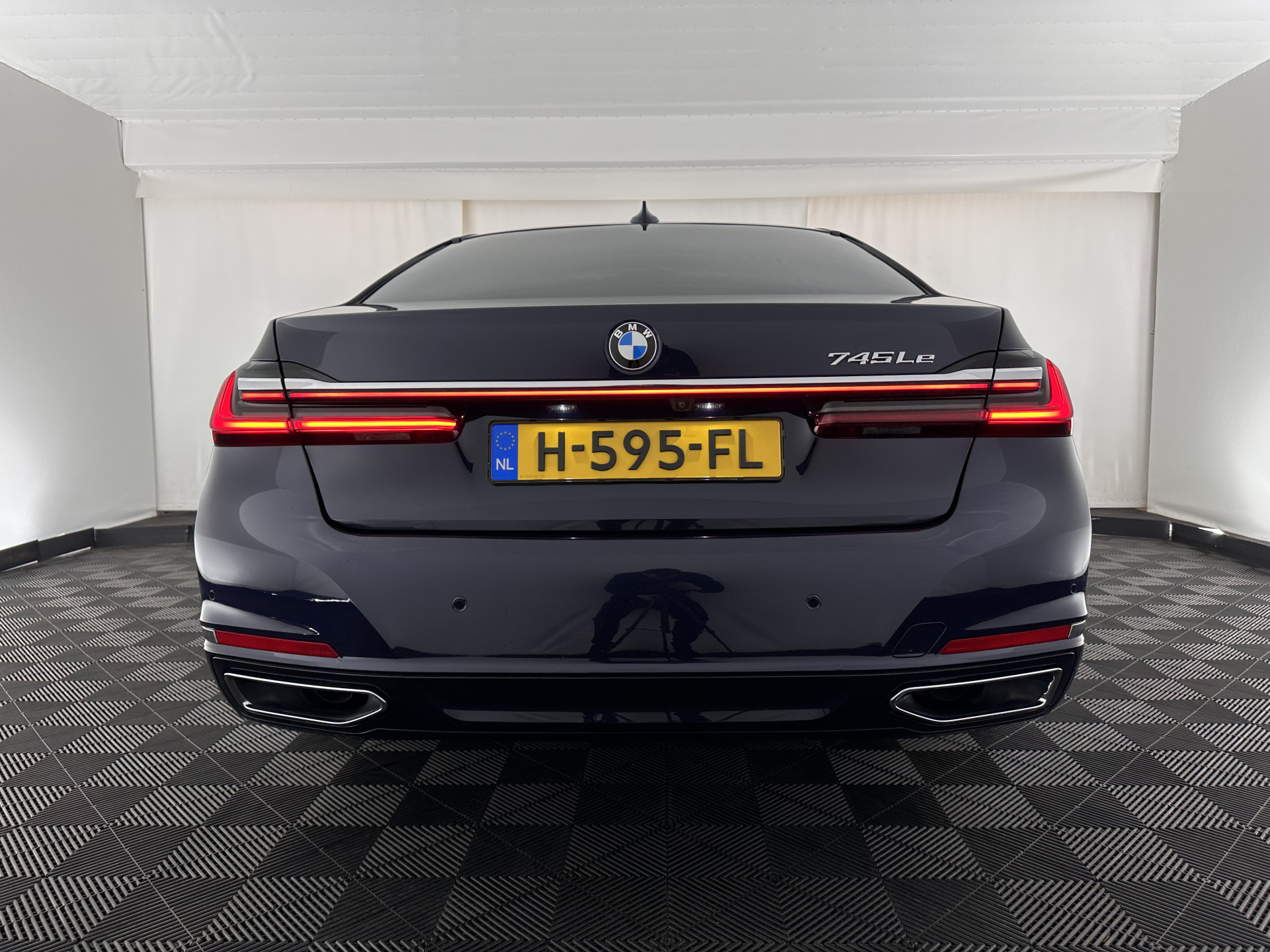 BMW 7-serie 745Le (Plug-in) (INCL-BTW) *PANO | LEATHER | FULL-LED | HEAD-UP | BLINDSPOT | MEMORY-PACK | DIGI-COCKPIT | KEYLESS | DAB+ | CAMERA | HEATED-COMFORTSEATS | AMBIENTLIGHT | CARPLAY | SHIFTPADDLES | 18''ALU*