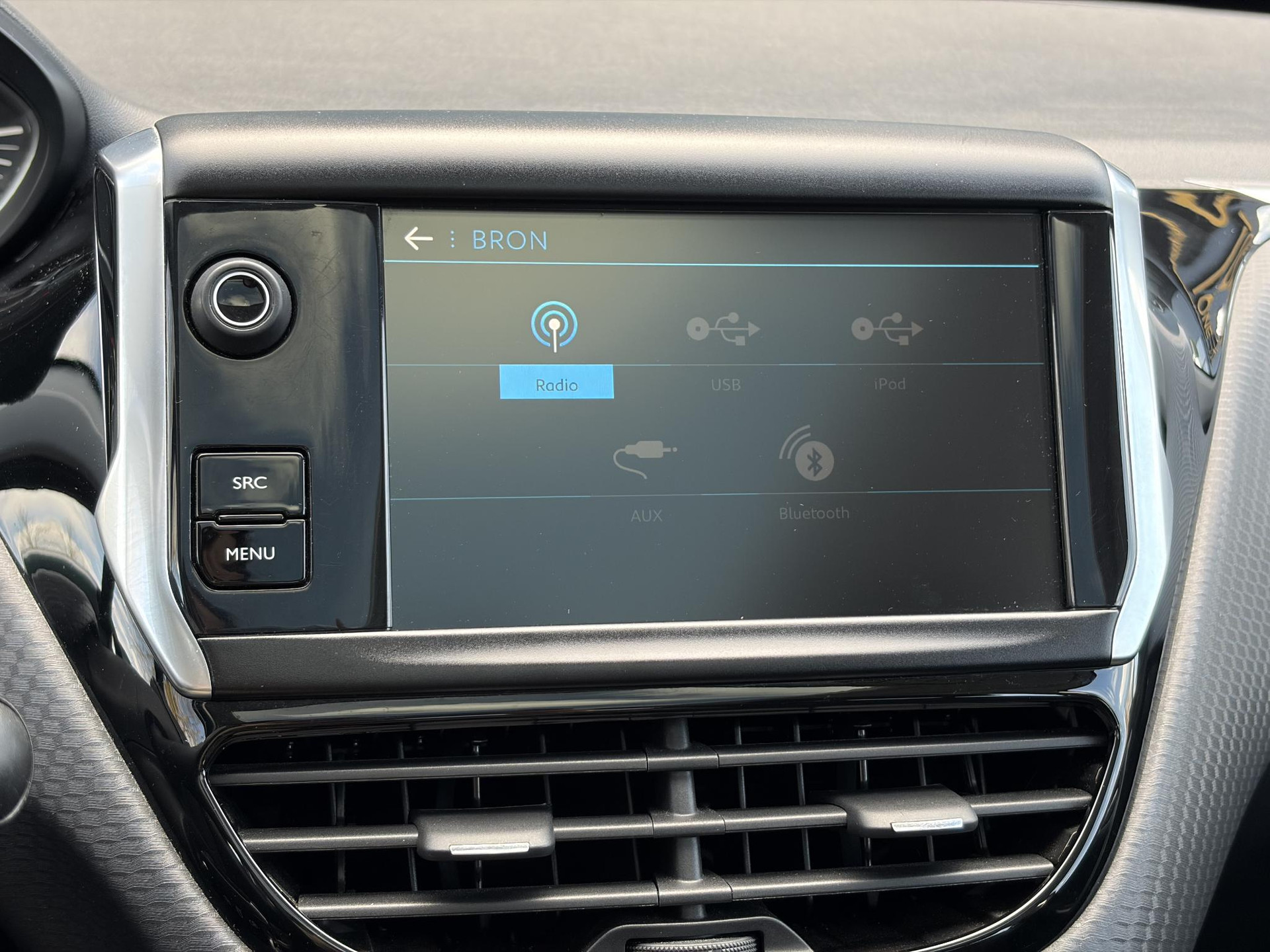 Peugeot 2008 1.2 PureTech Blue Lion 2e Eigenaar,Pano,Navi,Trekhaak,110pk,Dealer Onderhouden,Airco,Cruise,Pdc,Lm velgen,N.A.P,Recent beurt gehad,Apk tot 11-2026