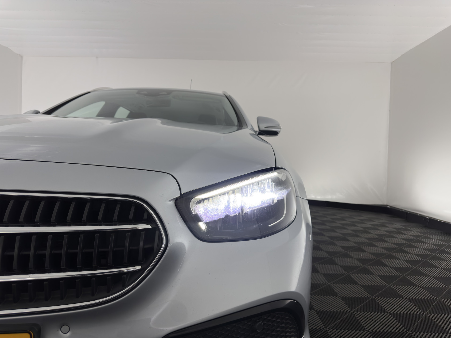 Mercedes-Benz E-klasse Estate 300 de Luxury Line ( Plug-in ) (INCL-BTW) Aut. *LEATHER | FULL-LED | WIDESCREEN-COCKPIT | BLIND-SPOT | AMBIENT-LIGHT | HEATED-SPORTSEATS | CAMERA | DAB+ | NAVI-FULLMAP | PDC | ADAPTIVE-CRUISE | ECC | 18''ALU*