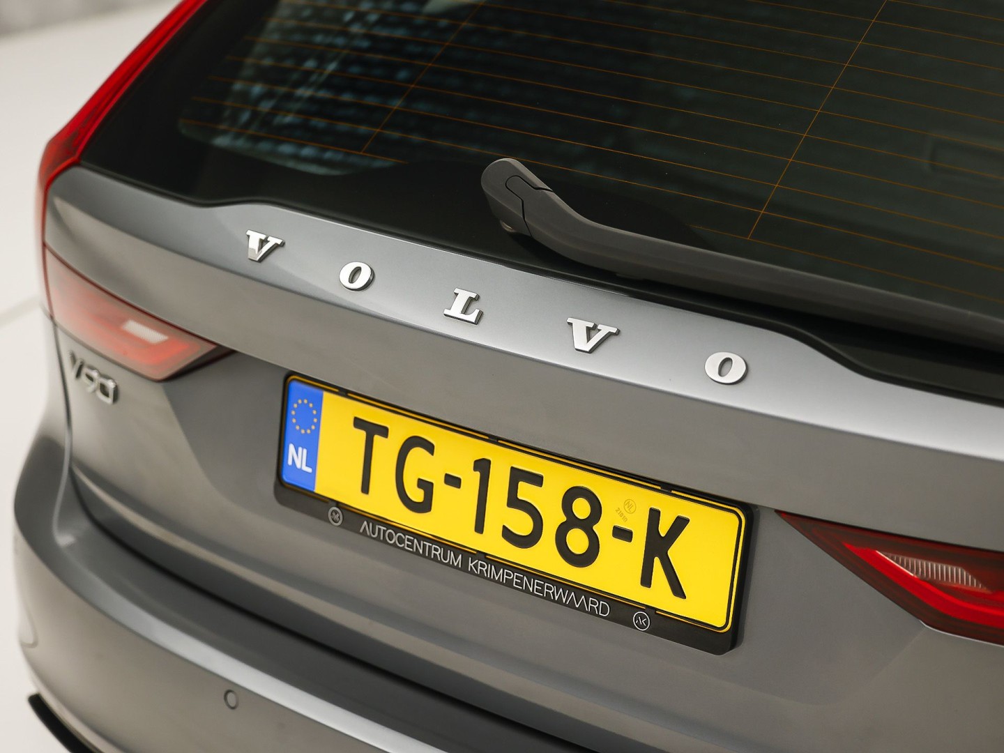 Volvo V90 2.0 T4 R-Design Automaat 190Pk (PANORAMADAK, HARMAN/KARDON, MEMORY SEATS, APPLE CARPLAY, GETINT GLAS, CAMERA, STOELVERWARMING, LEDER, NIEUWE APK, NIEUWSTAAT)