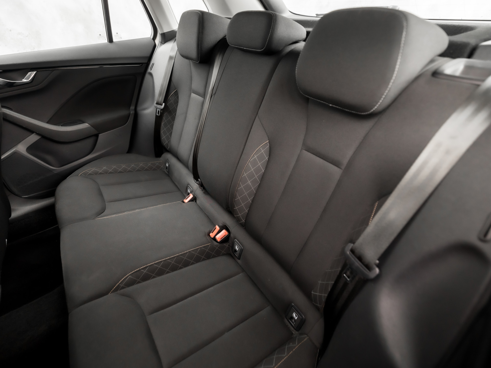 Škoda Kamiq 1.0 TSI Ambition Sport Automaat (APPLE CARPLAY, GROOT NAVI, CLIMATE, GETINT GLAS, STOELVERWARMING, SPORTSTOELEN, PARKEERSENSOREN, GETINT GLAS, NIEUWSTAAT)