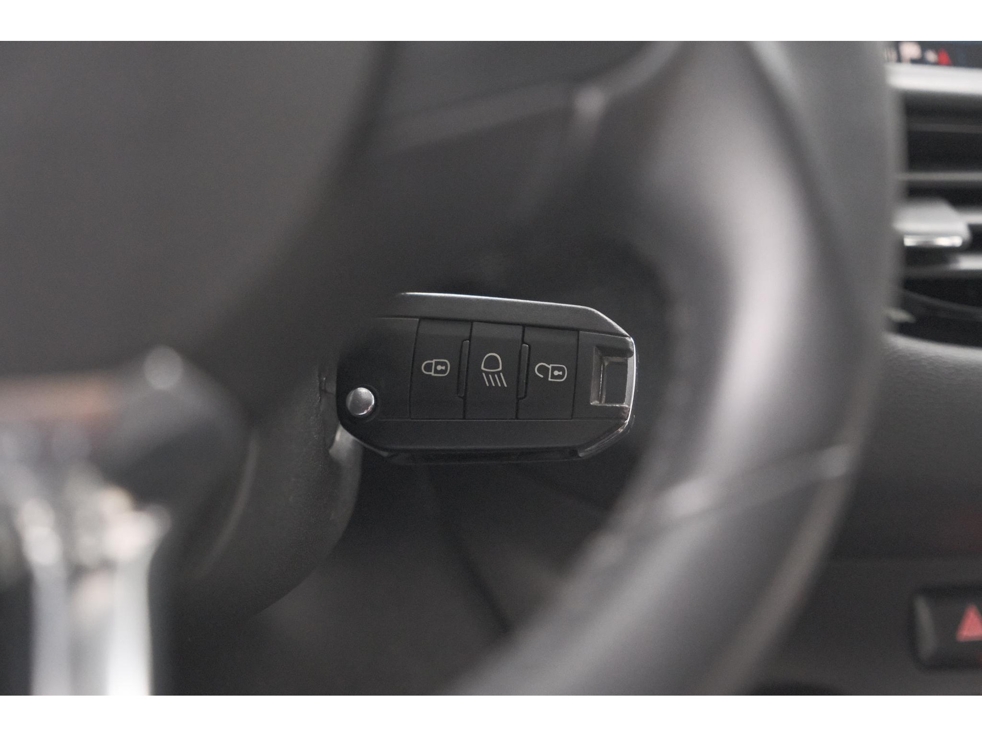 Peugeot 208 PureTech 82 Signature | Parkeersensoren | Apple Carplay | Pack Connect | Armsteun