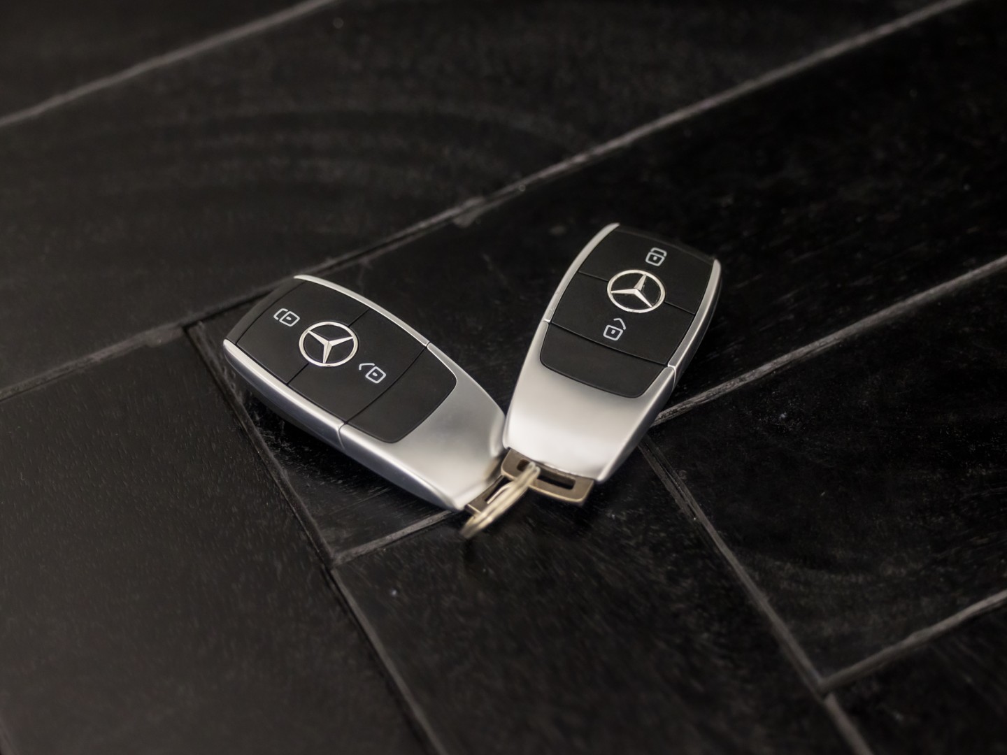 Mercedes-Benz A-Klasse 180 AMG Line Automaat (FABRIEKSGARANTIE, APPLE CARPLAY, GROOT NAVI, SFEERVERLICHTING, CAMERA, KUIPSTOELEN, STOELVERWARMING, GETINT GLAS, NIEUWSTAAT)