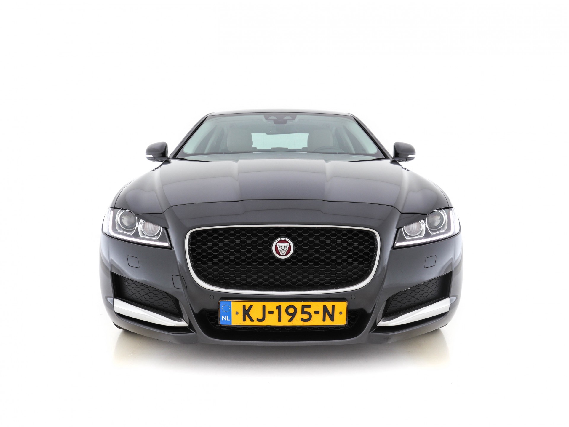 Jaguar XF 2.0D Portfolio Premium-Business-Pack Aut *LEATHER | BI-XENON | NAVI-FULLMAP | KEYLESS | MERIDIAN-SURROUND | SHIFT-PADDLES |  LANE-ASSIST | CRUISE | CAMERA | HEATED/COOLED-COMFORTSEATS | 17"ALU*