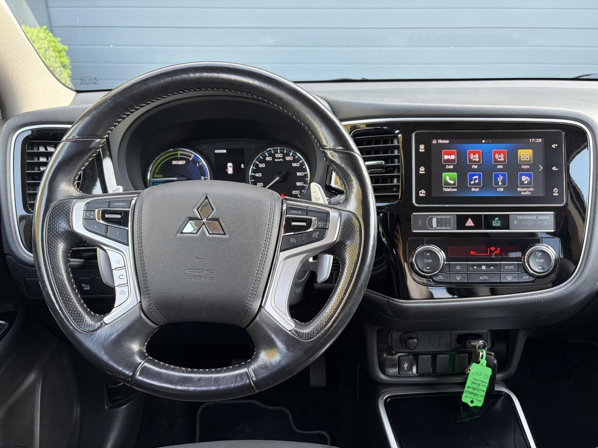 Mitsubishi Outlander 2.4 PHEV Intense ✓1e Eigenaar✓Trakhaak✓SOH 67%✓Carplay✓Camera✓Alcantara-Leder✓Stoelverw-Stoelverkoeling✓Clima✓Cruise✓Pdc V+A✓Keyless✓Net beurt gehad✓18" Lmv✓N.A.P✓Apk tot 10-2027